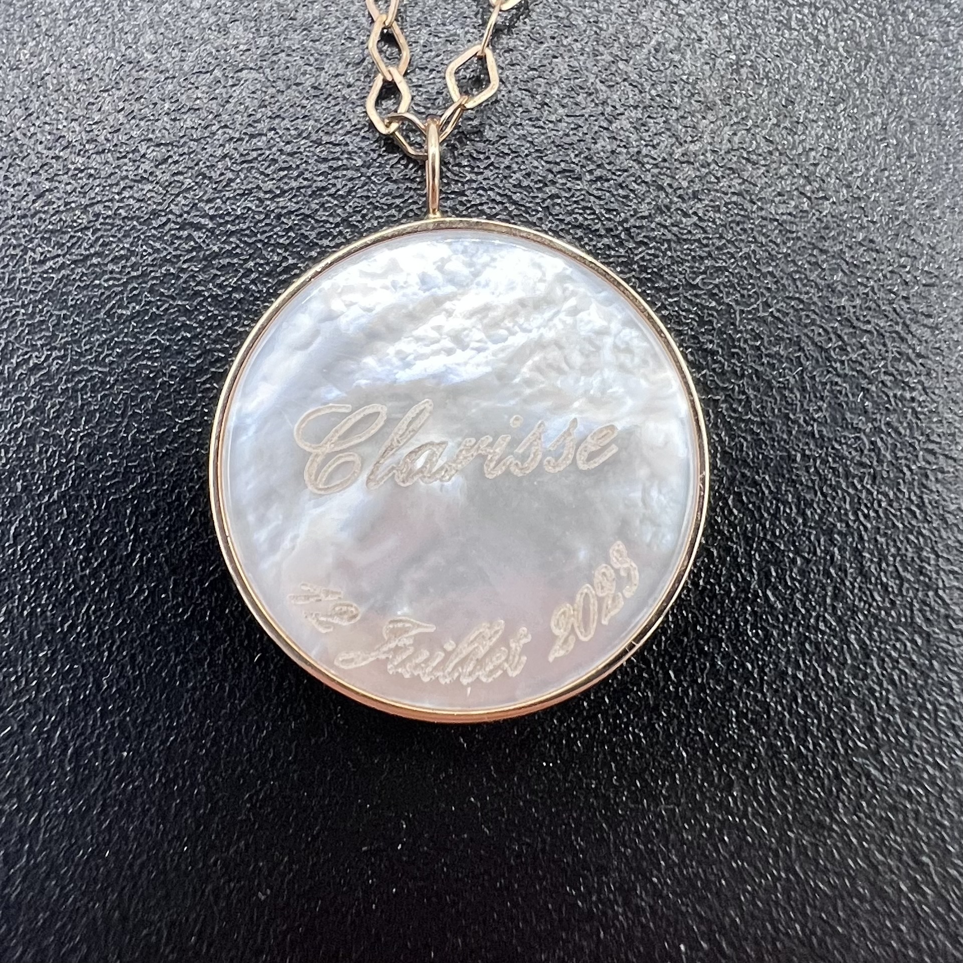 Gravure sur pendentif en nacre