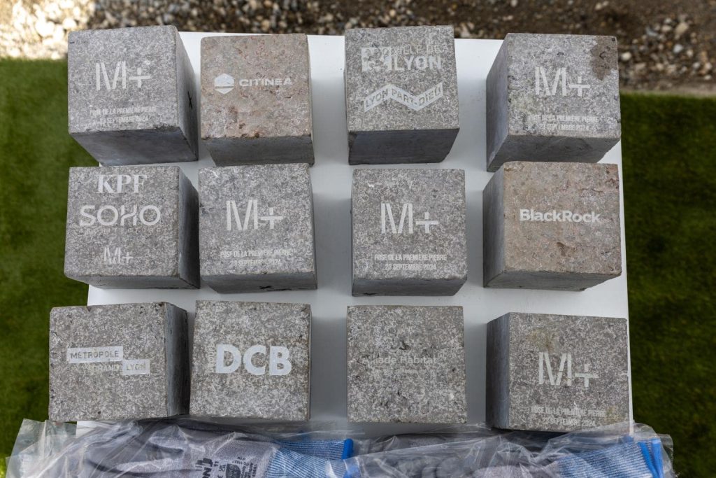 Gravure sur bloc de pierre