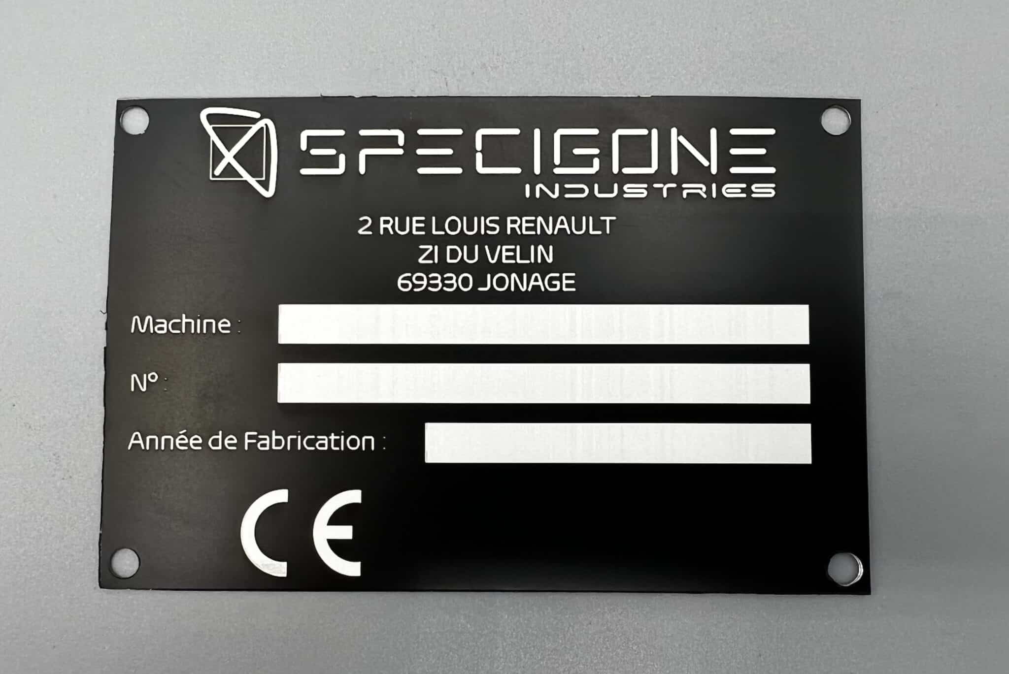Découpe et gravure de plaque de machine en alu anodisé