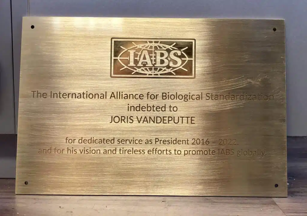Découpe et usinage de plaque d'enseigne en laiton
