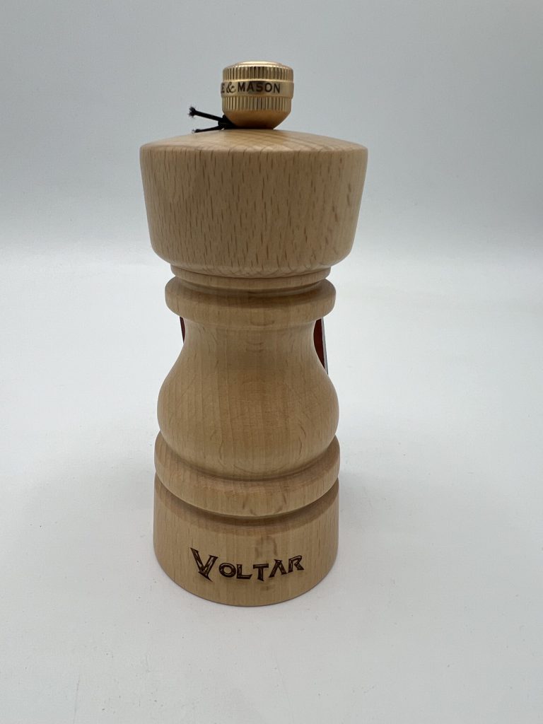 Gravure sur poivrier en bois