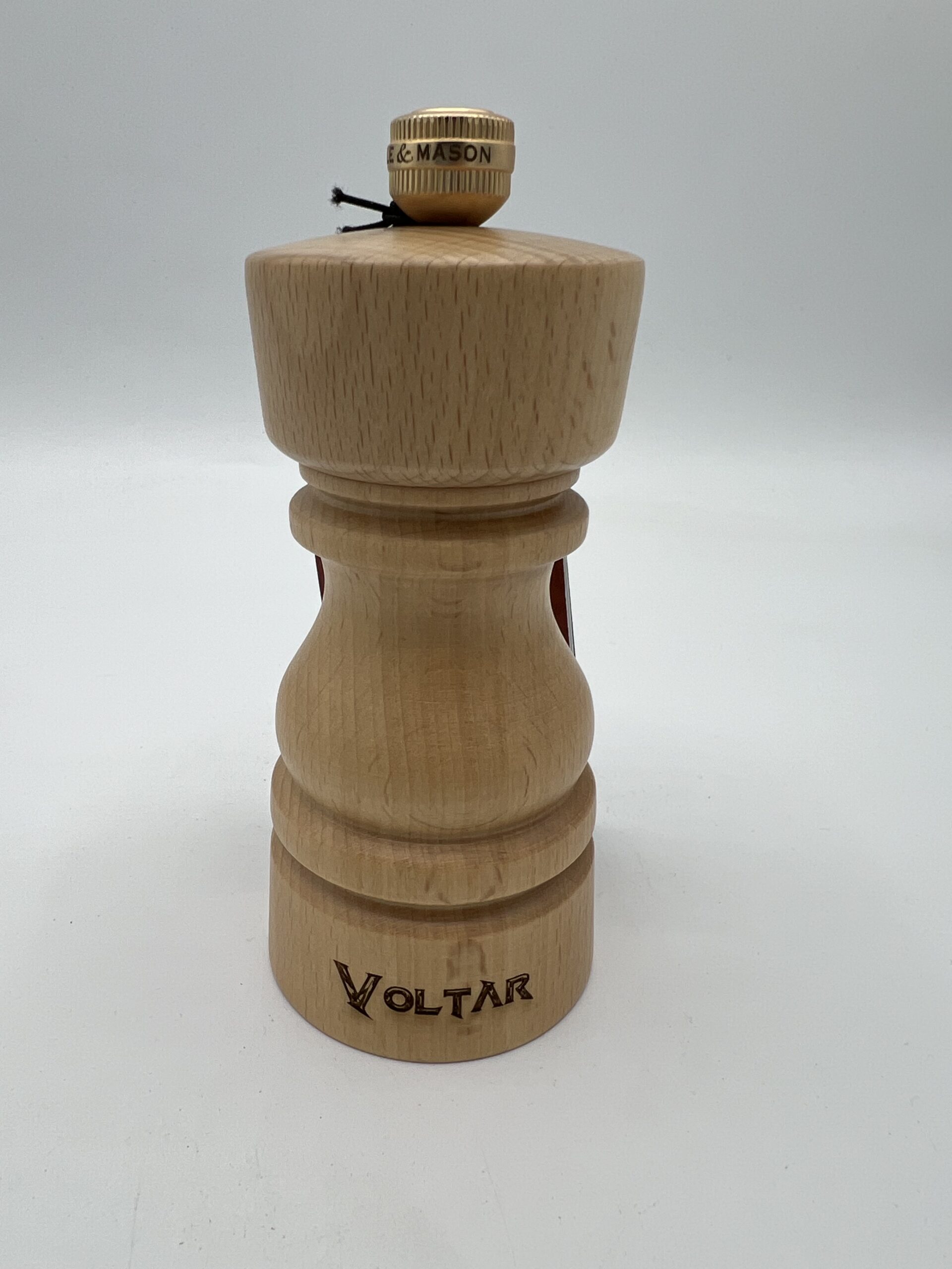 Gravure sur poivrier en bois
