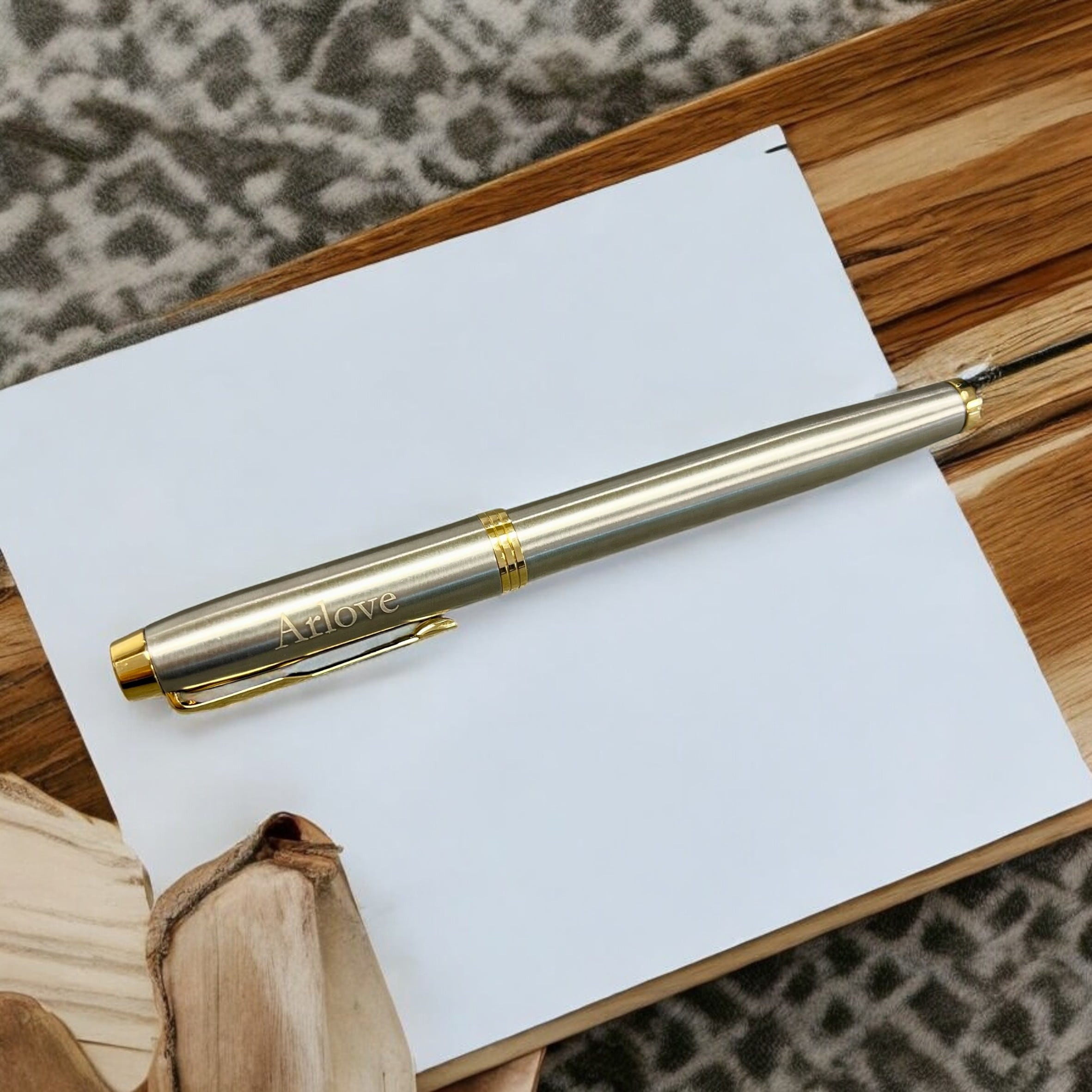 Gravure sur stylo en métal