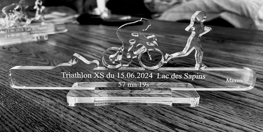 Découpe et Gravure sur trophée en plexiglass