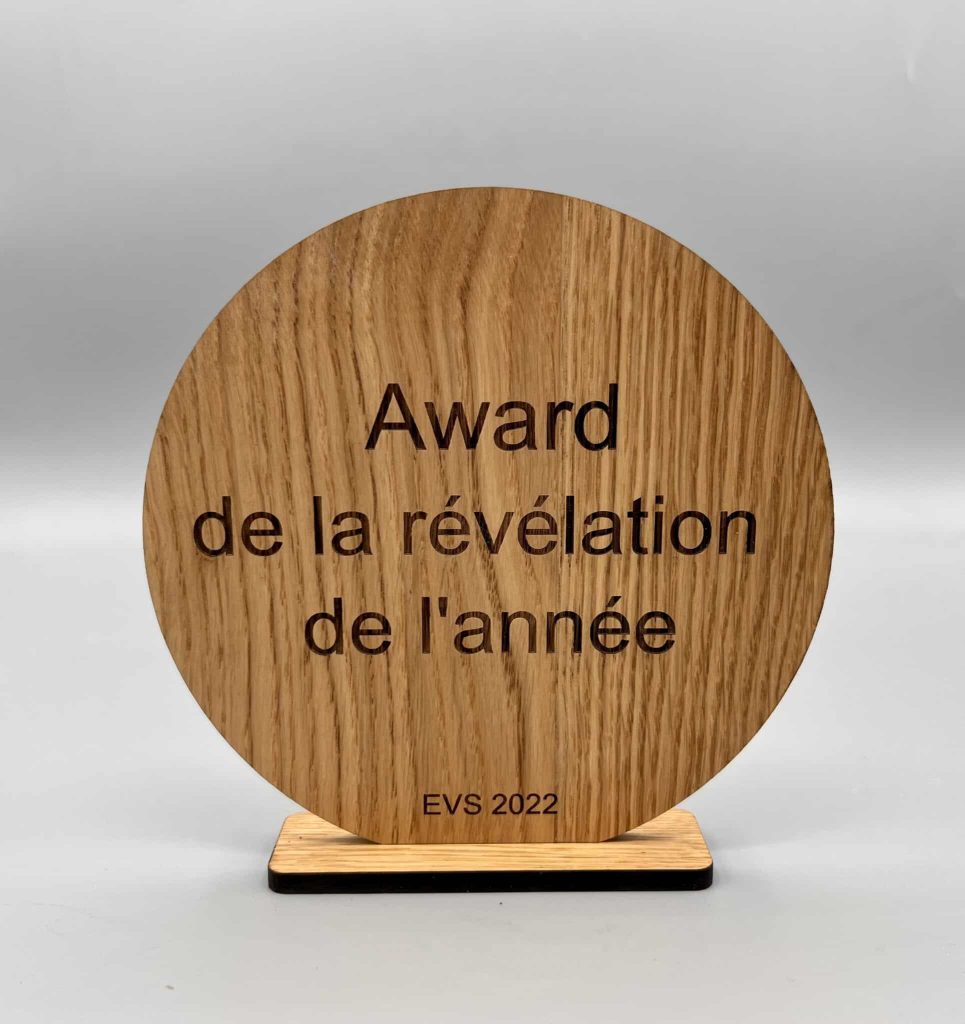 Découpe et gravure de trophée en bois