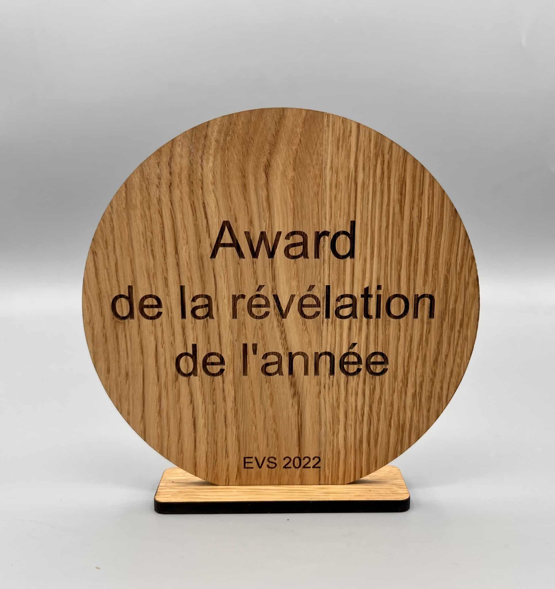 Découpe et gravure de trophée en bois