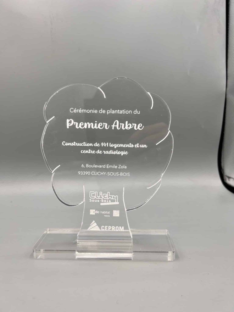 Découpe et Gravure sur trophée en plexiglass