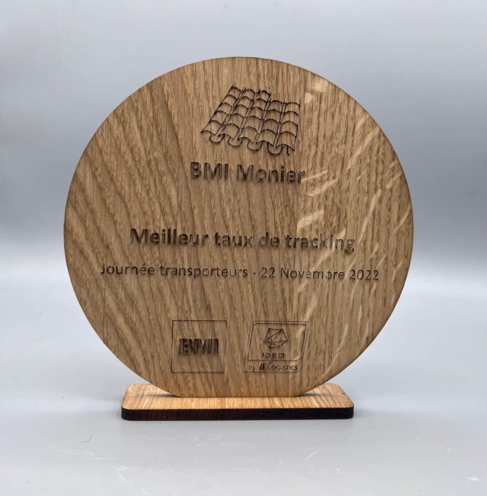 Découpe et gravure de trophée en bois