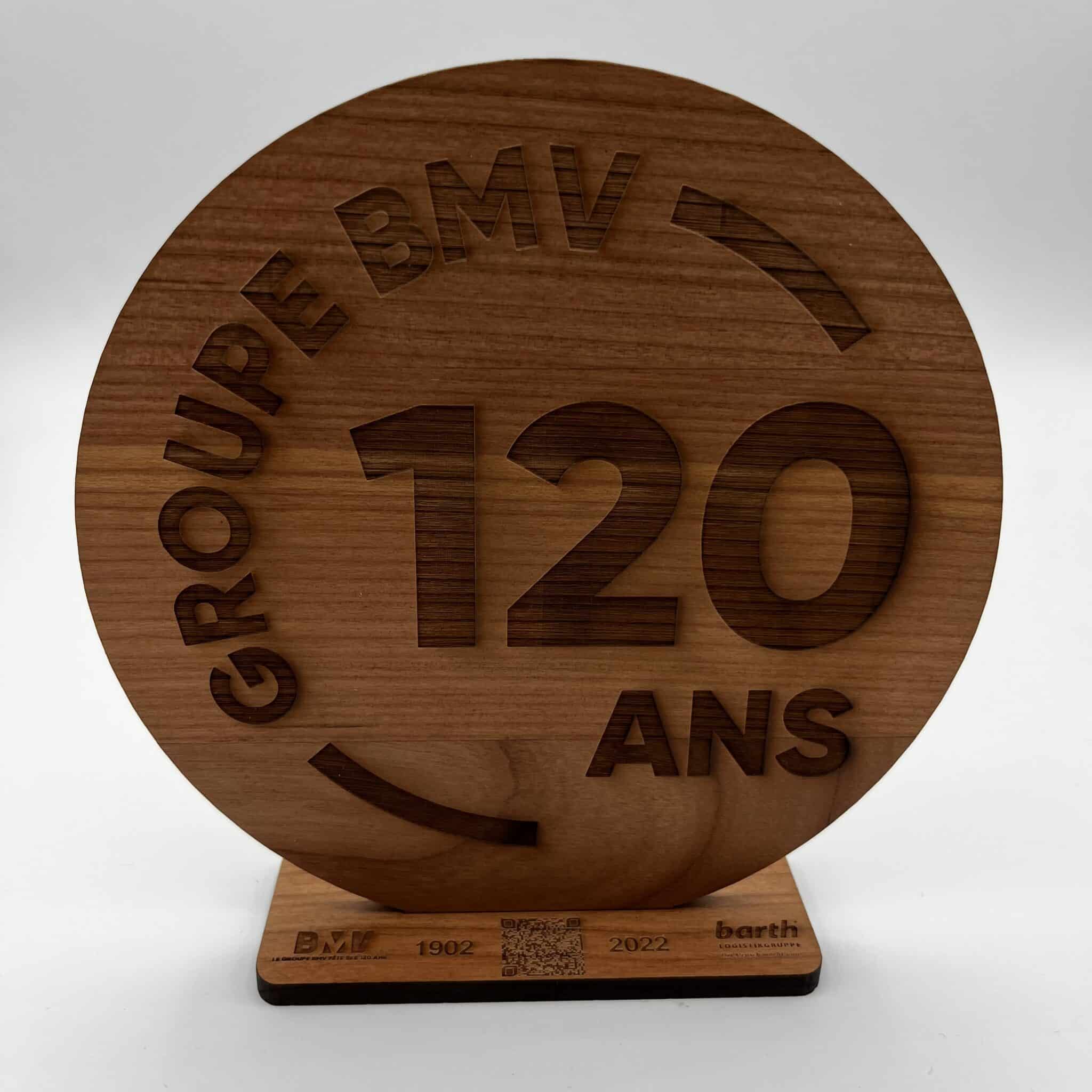 Découpe et gravure de trophée en bois