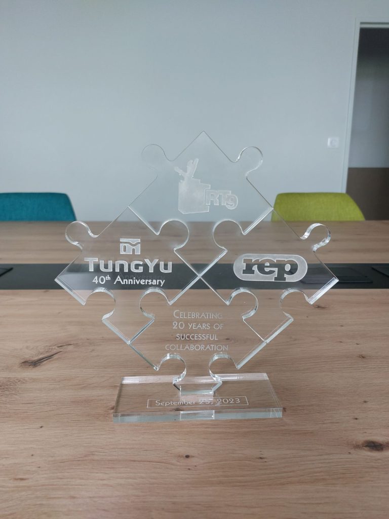 Découpe et Gravure sur trophée en plexiglass