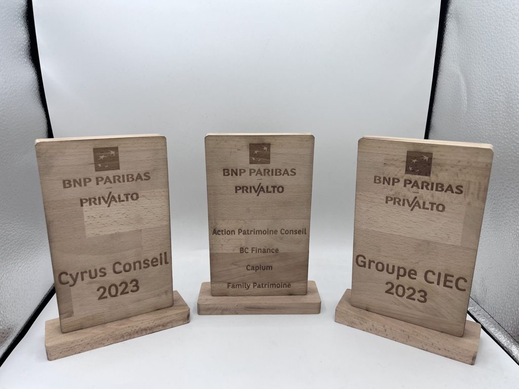 Découpe et gravure de trophée en bois