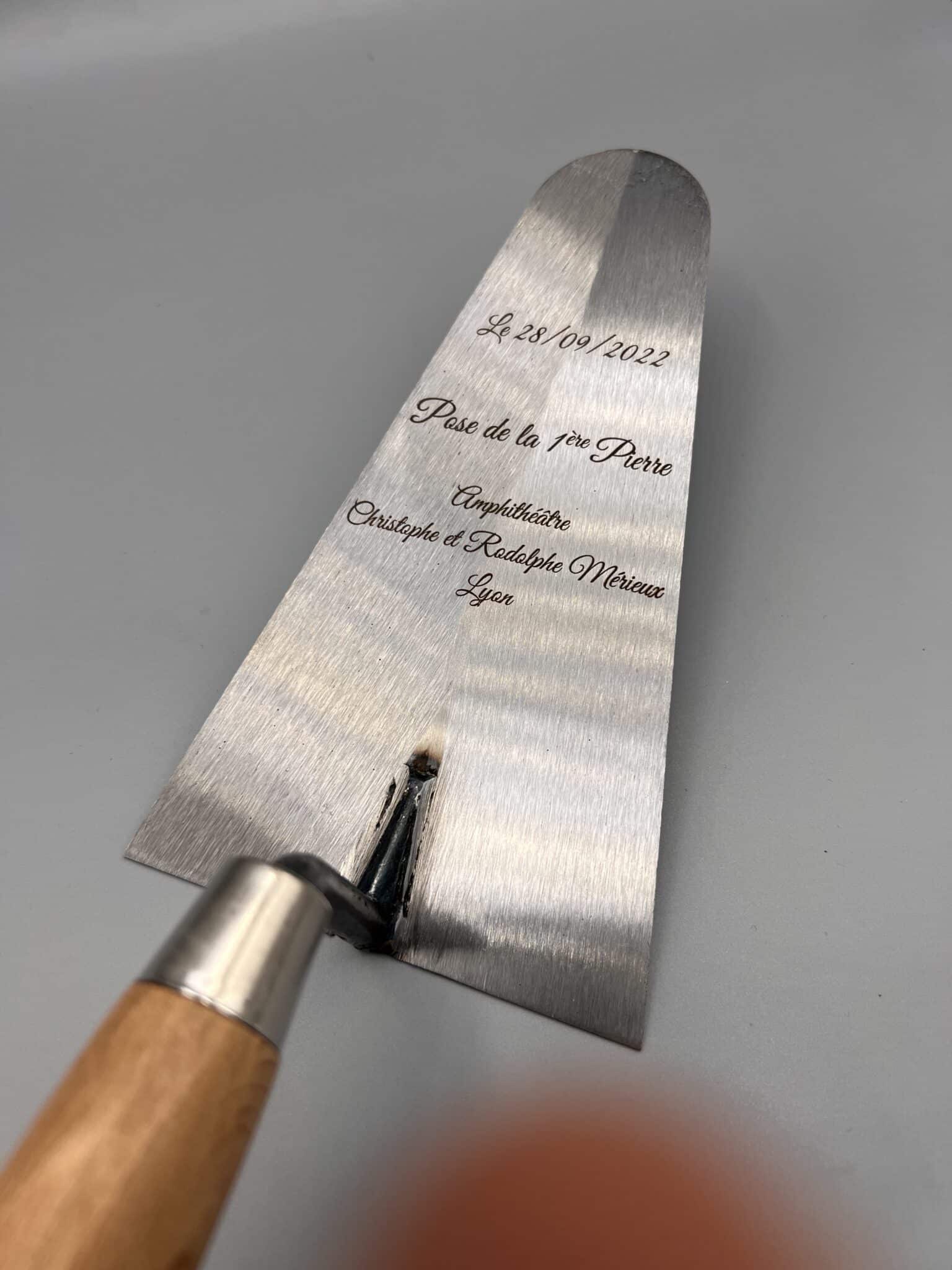 Gravure sur truelle base métal