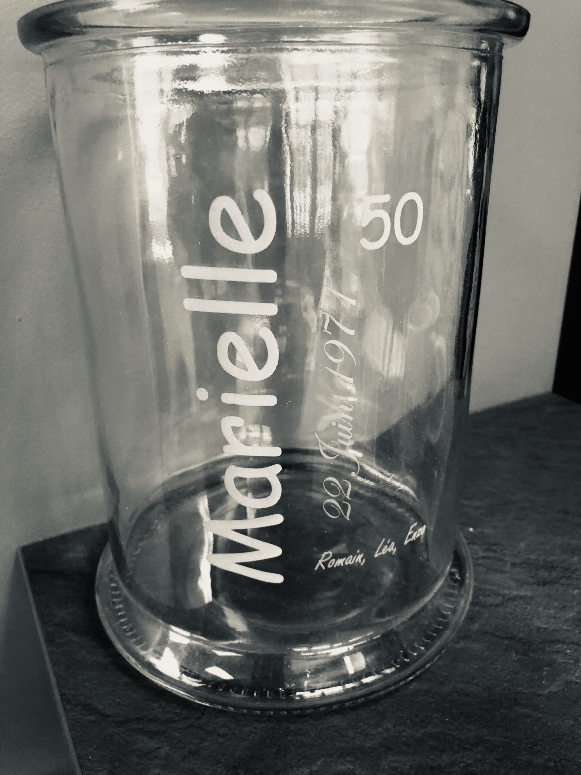 Gravure sur pot en verre