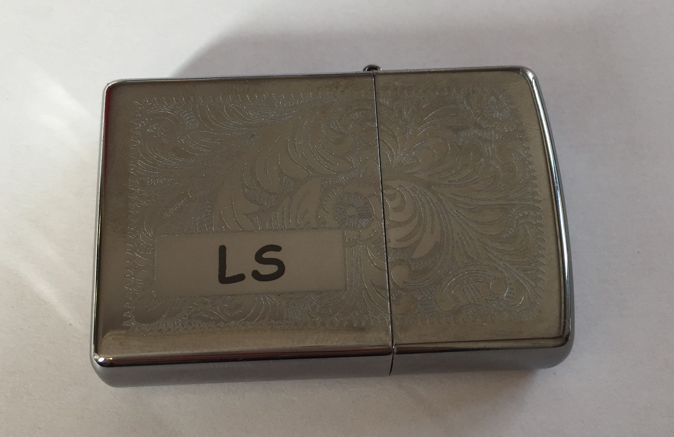 Gravure sur zippo métal
