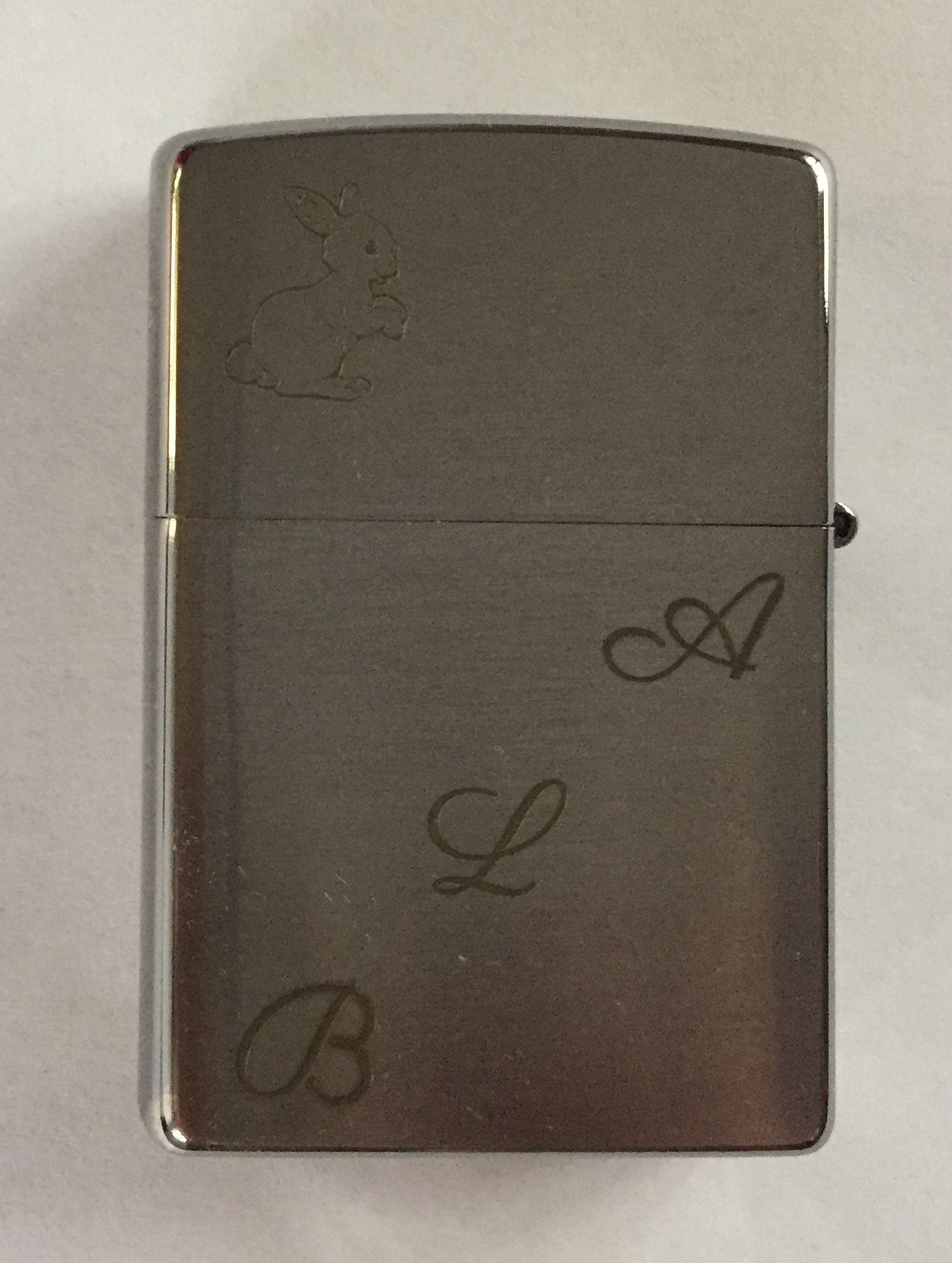 Gravure sur zippo métal