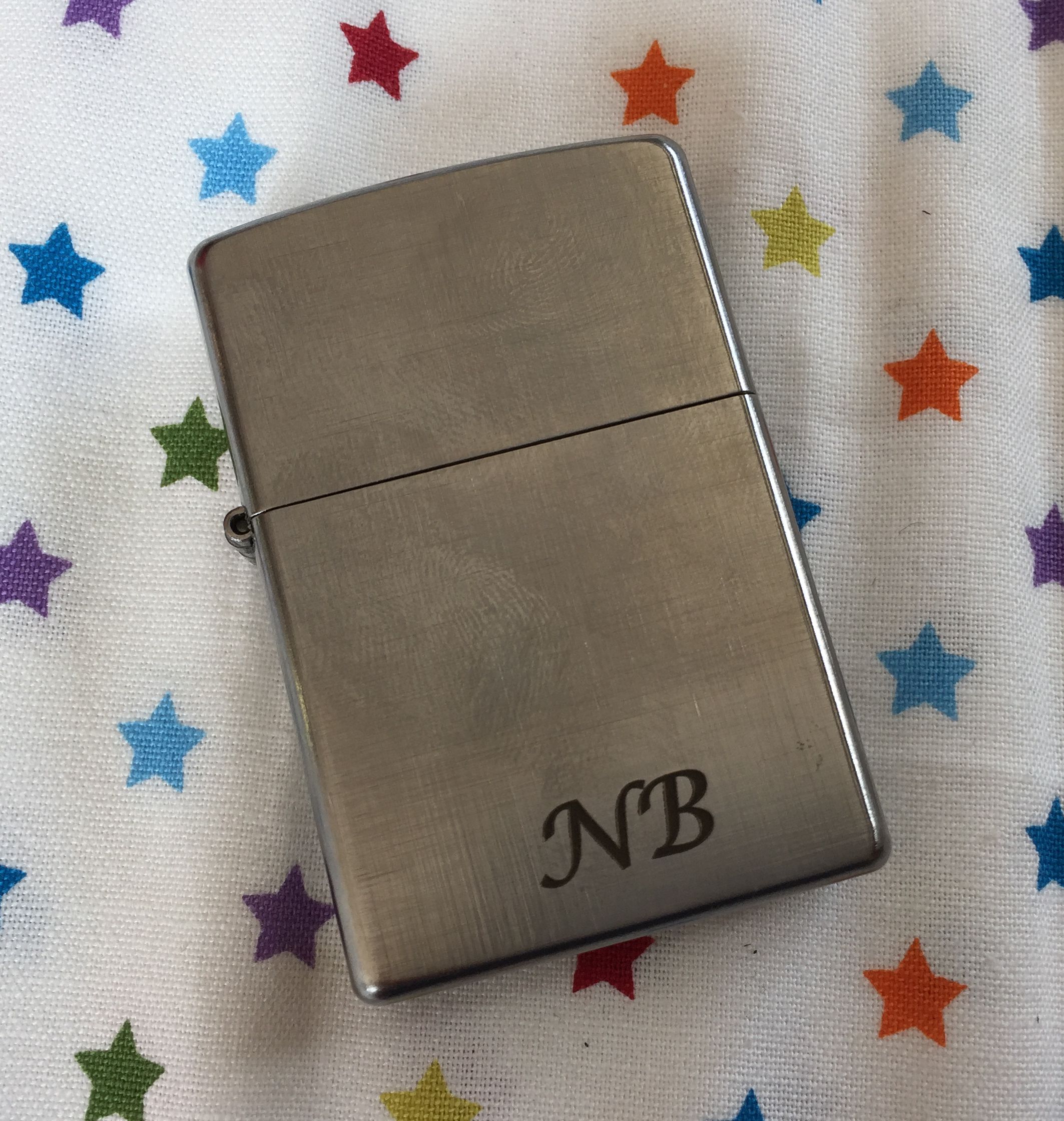 Gravure sur zippo métal