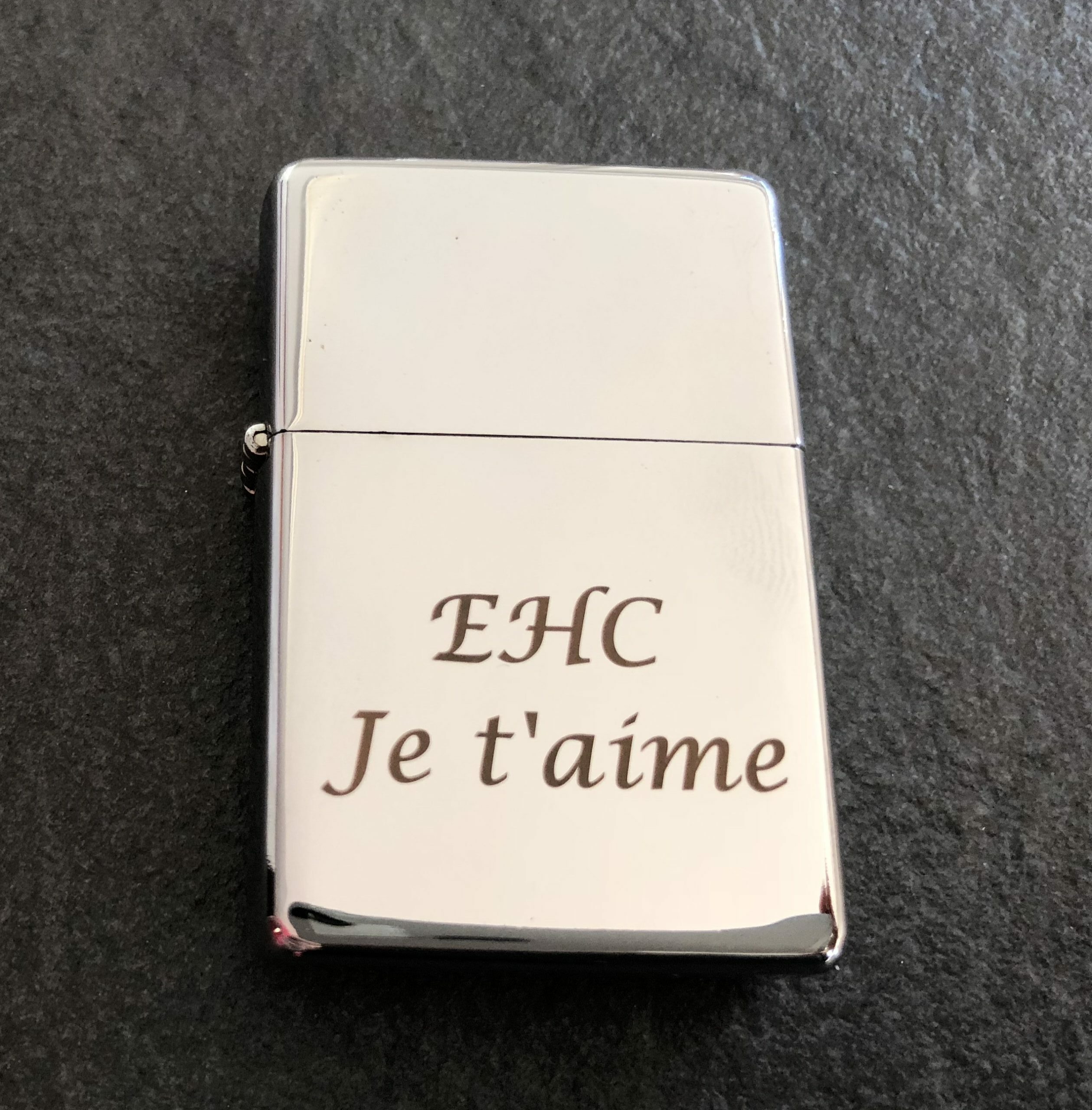 Gravure sur zippo métal