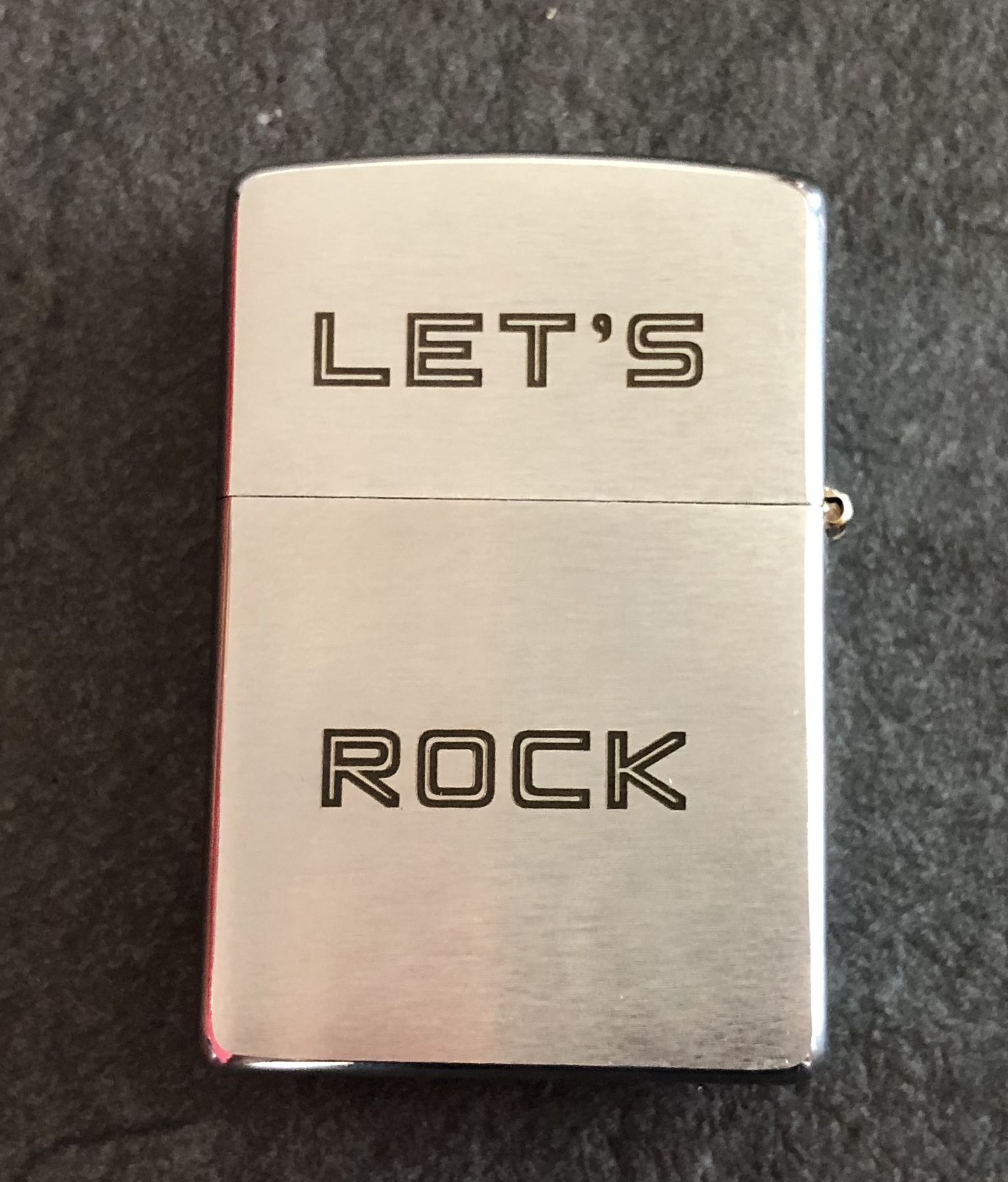 Gravure sur zippo métal