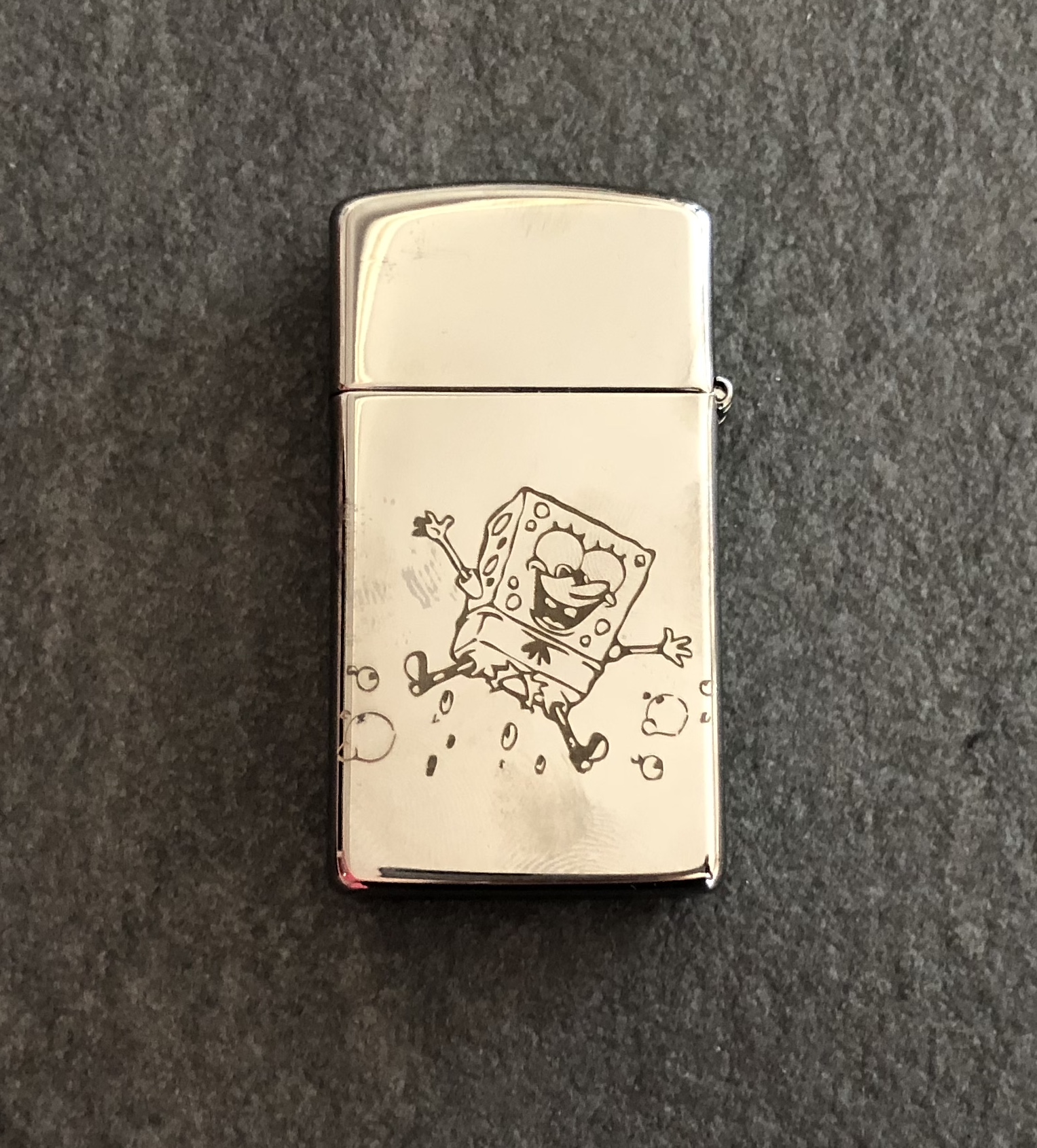 Gravure sur zippo métal