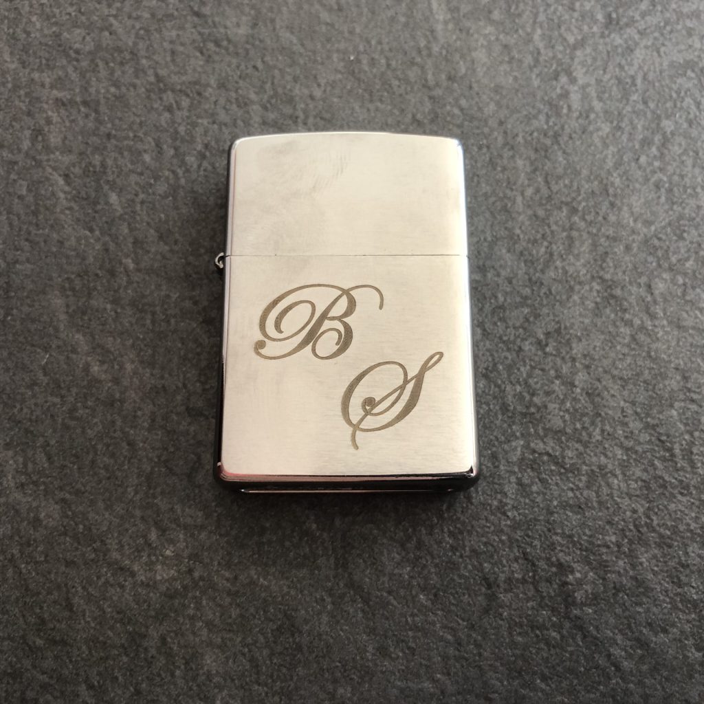 Gravure sur zippo métal