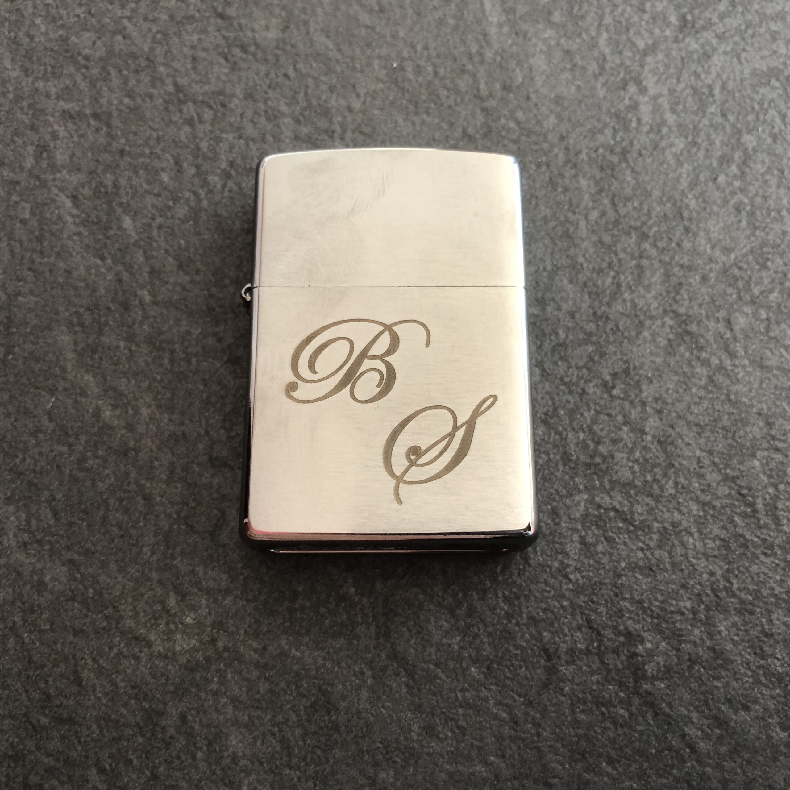 Gravure sur zippo métal