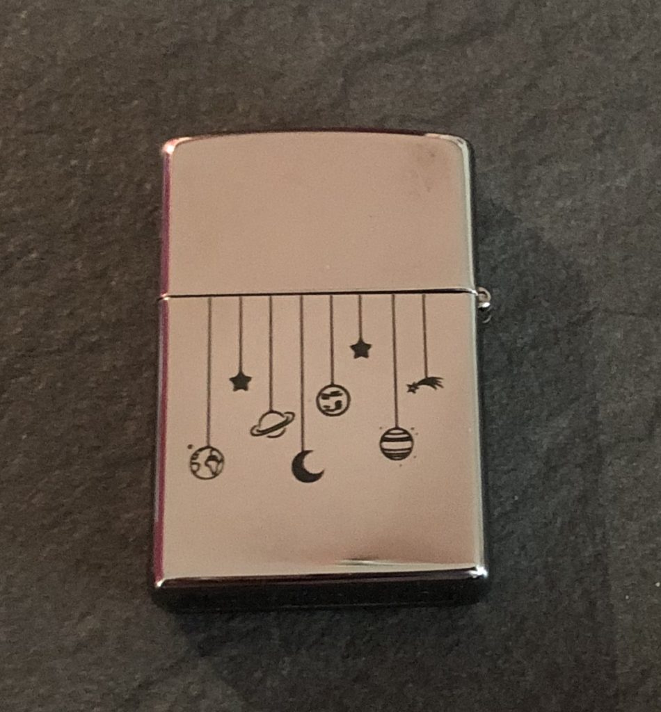 Gravure sur zippo métal