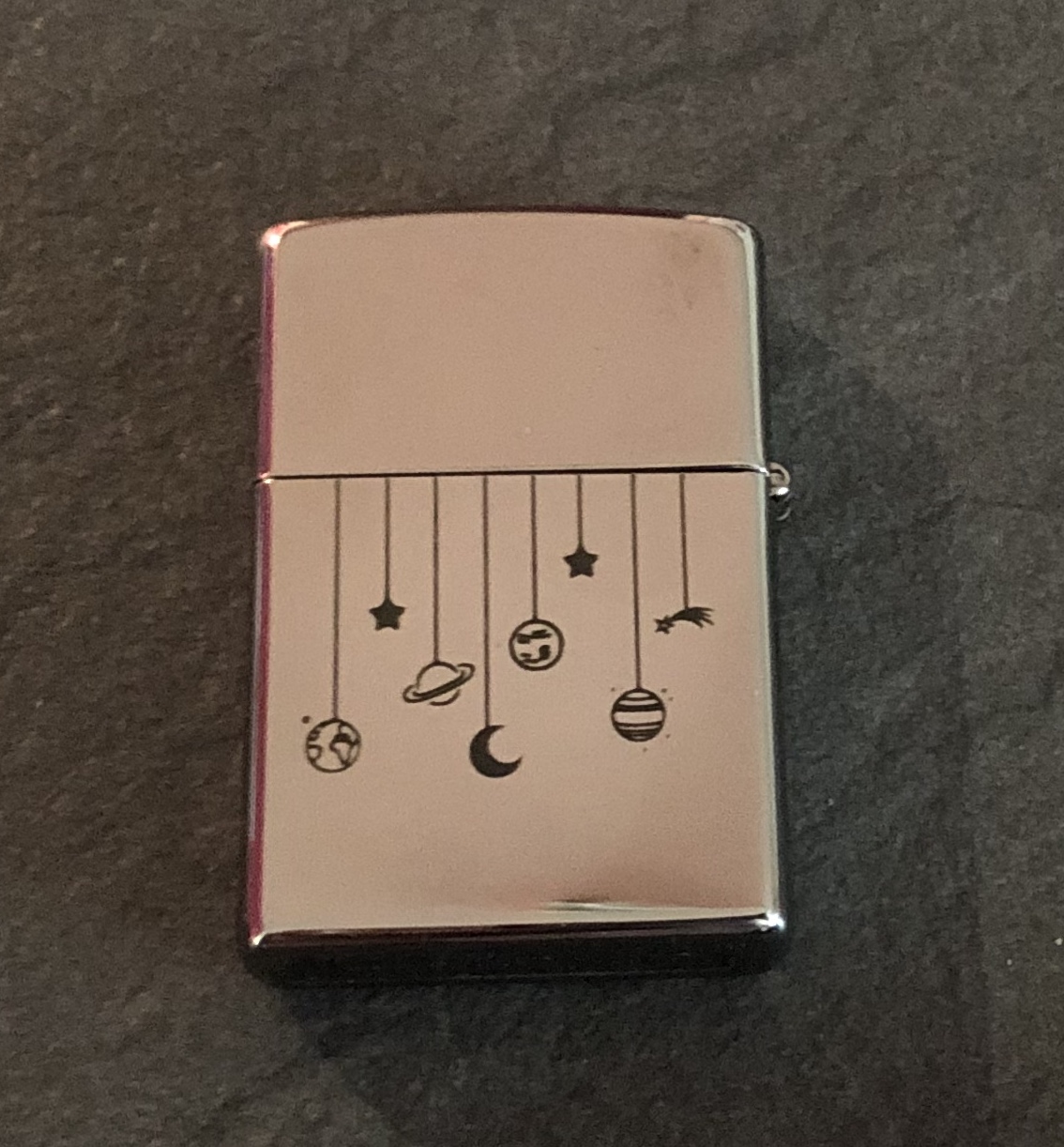 Gravure sur zippo métal