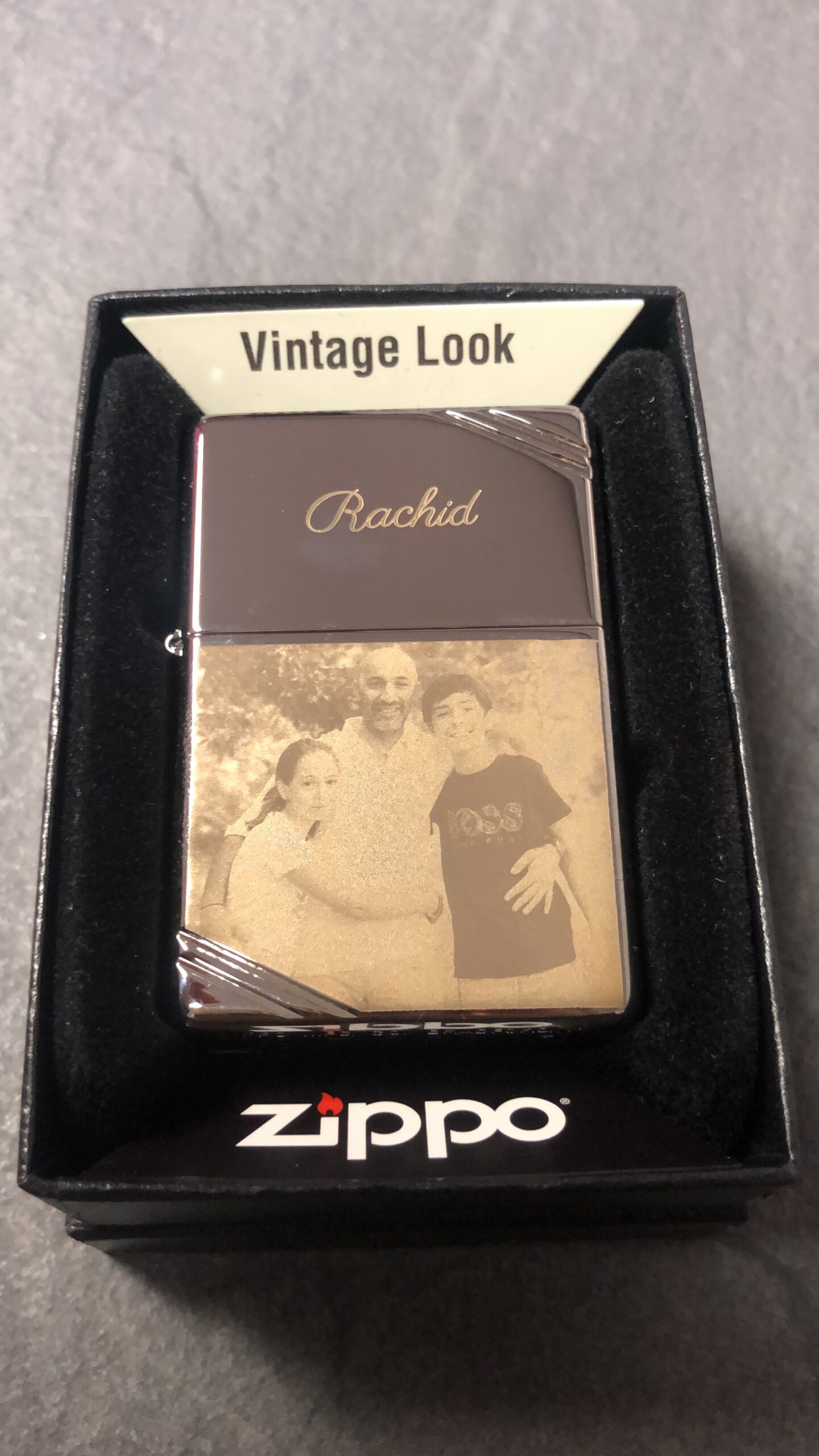 Gravure sur zippo métal
