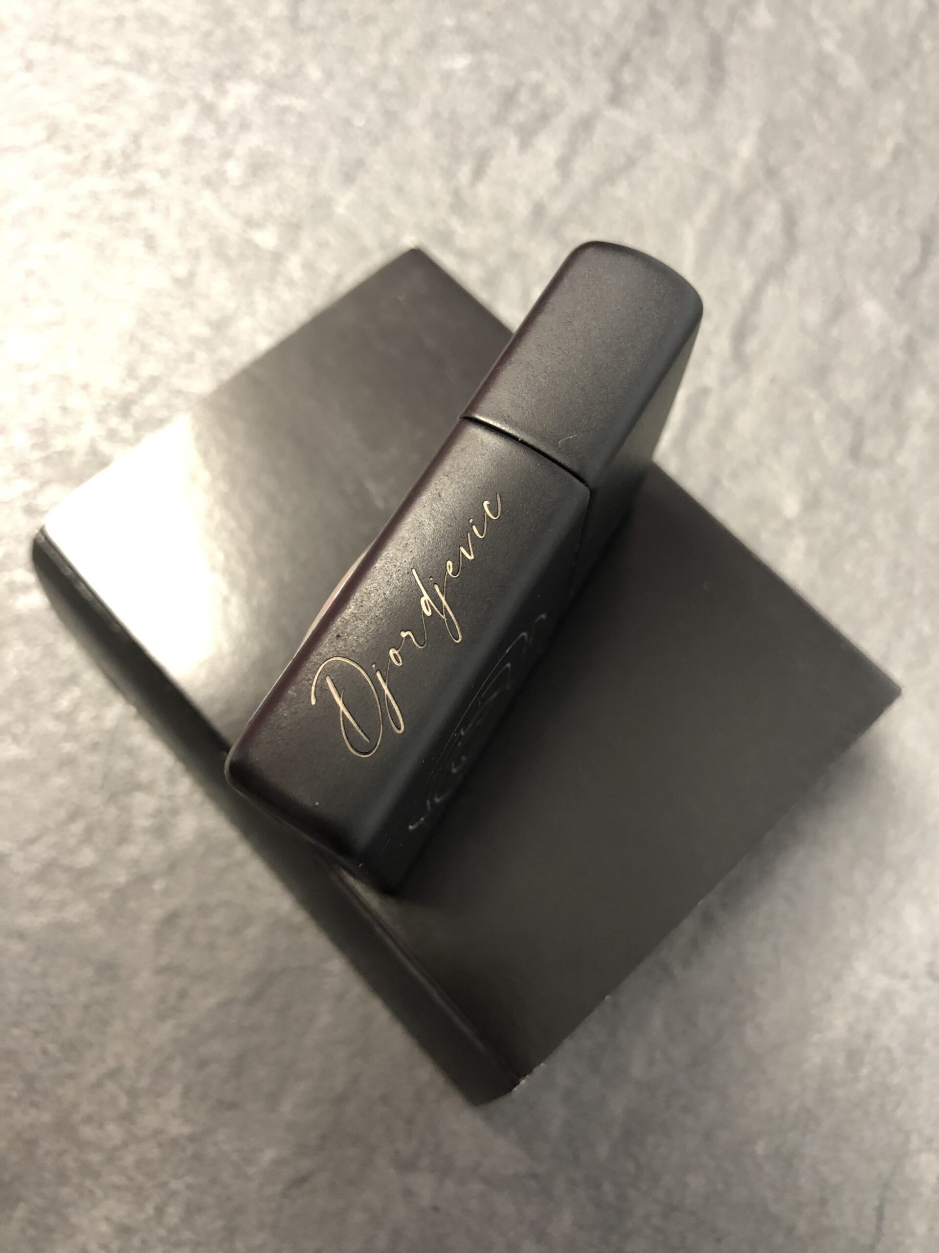 Gravure sur zippo métal