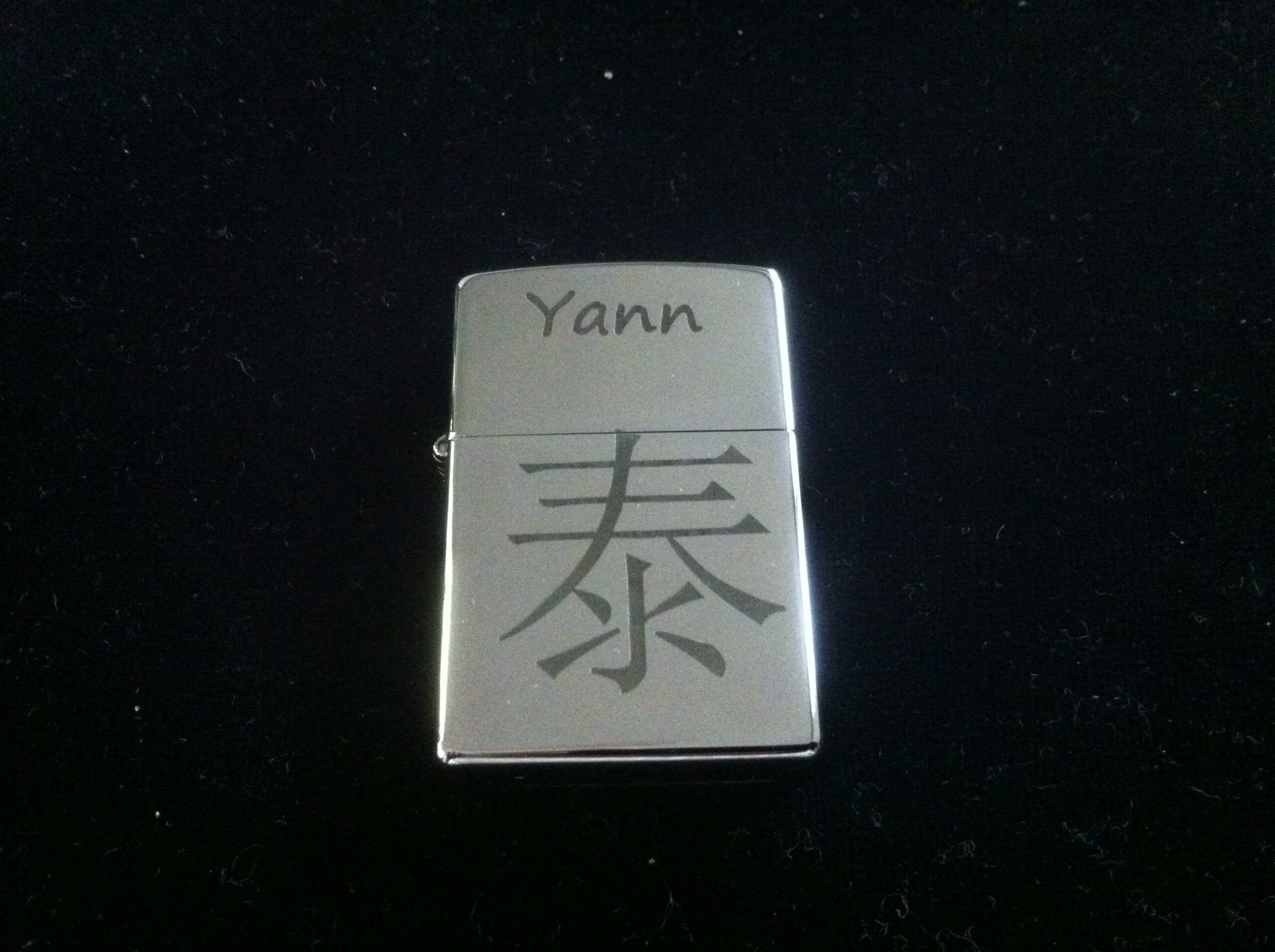 Gravure sur zippo métal