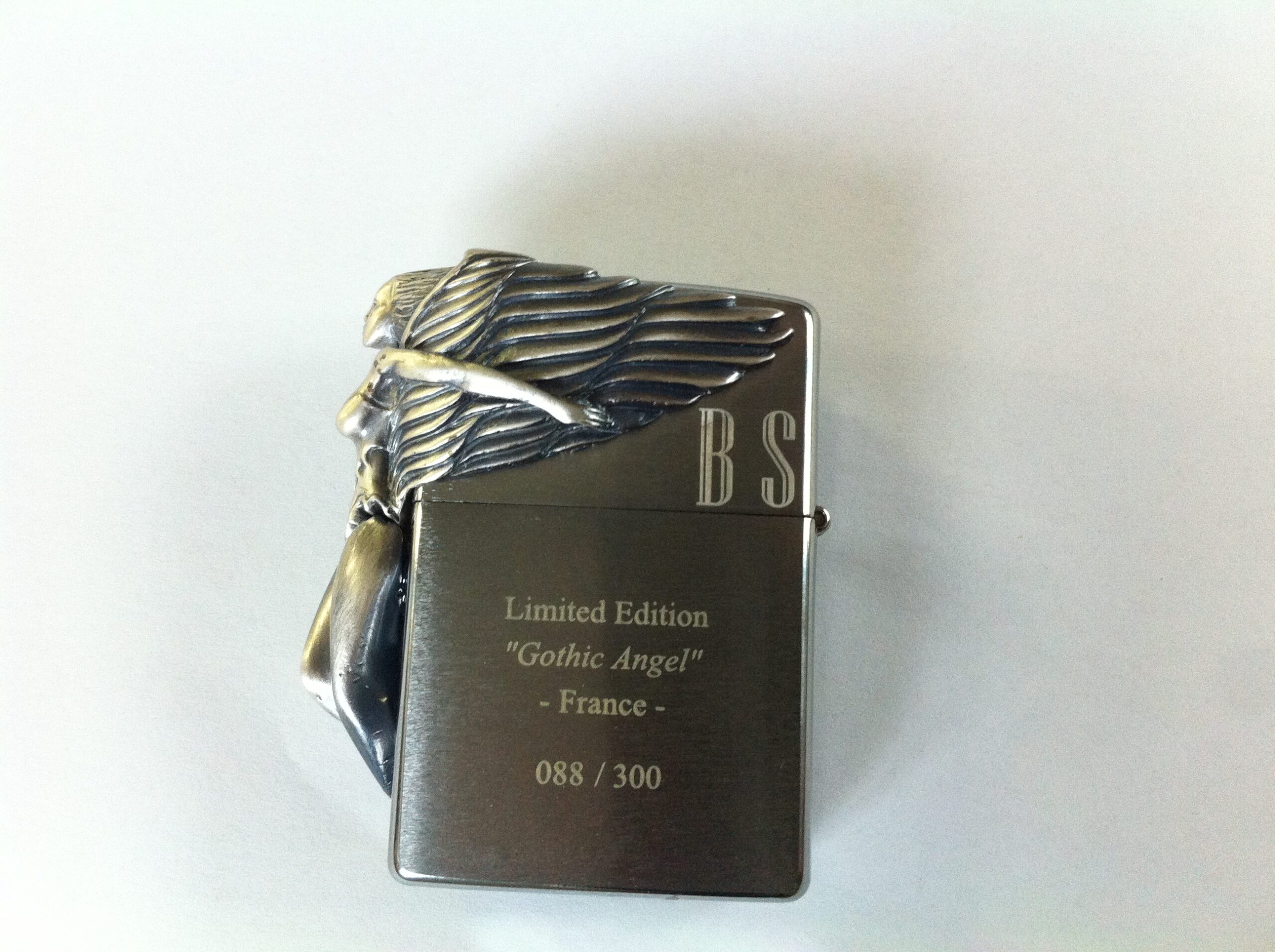 Gravure sur zippo métal