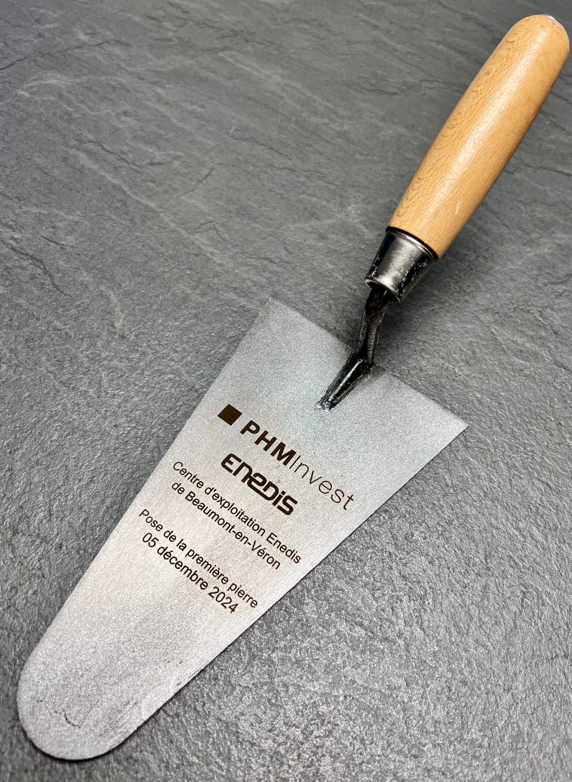 Gravure sur truelle métal