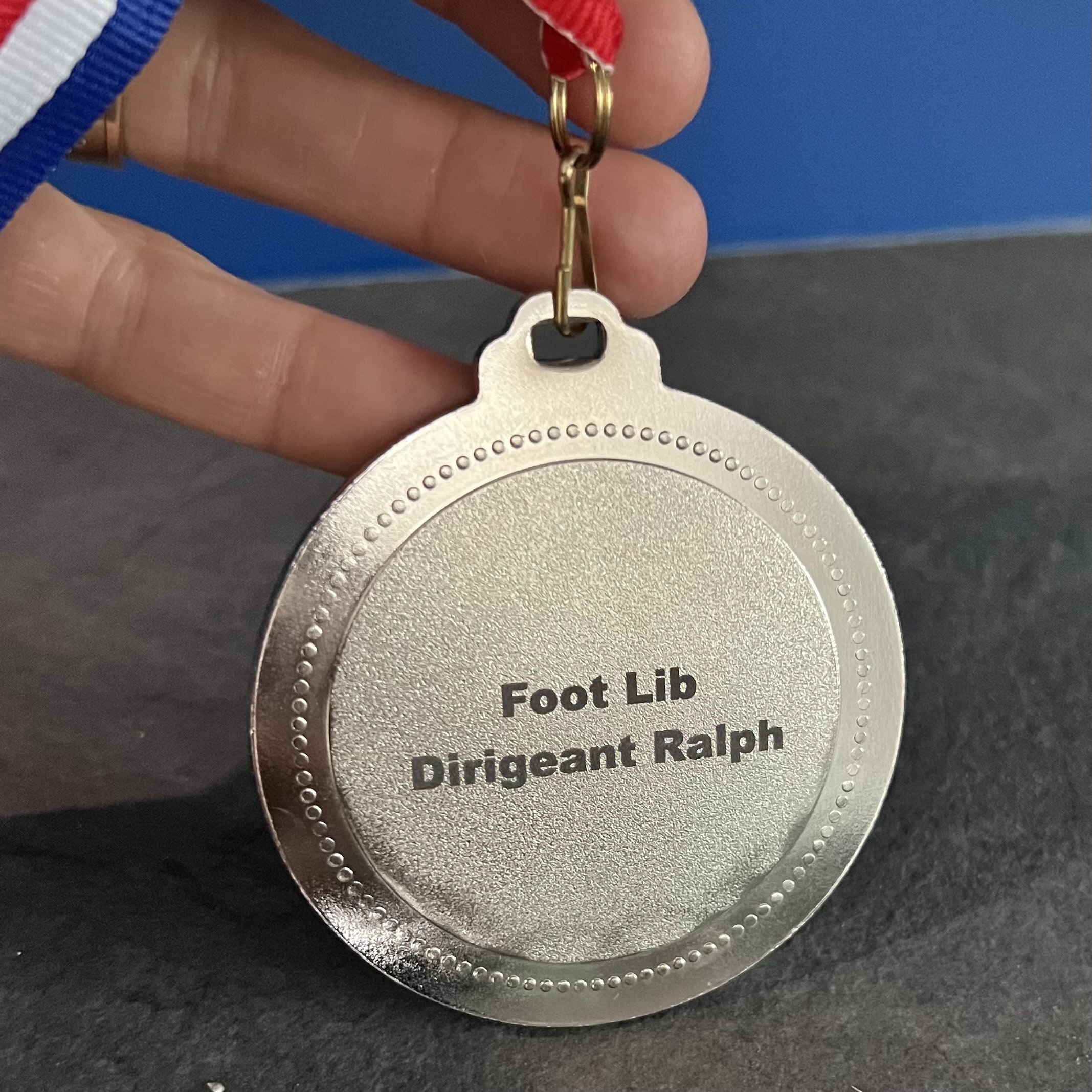 Gravure sur médaille de sport en métal