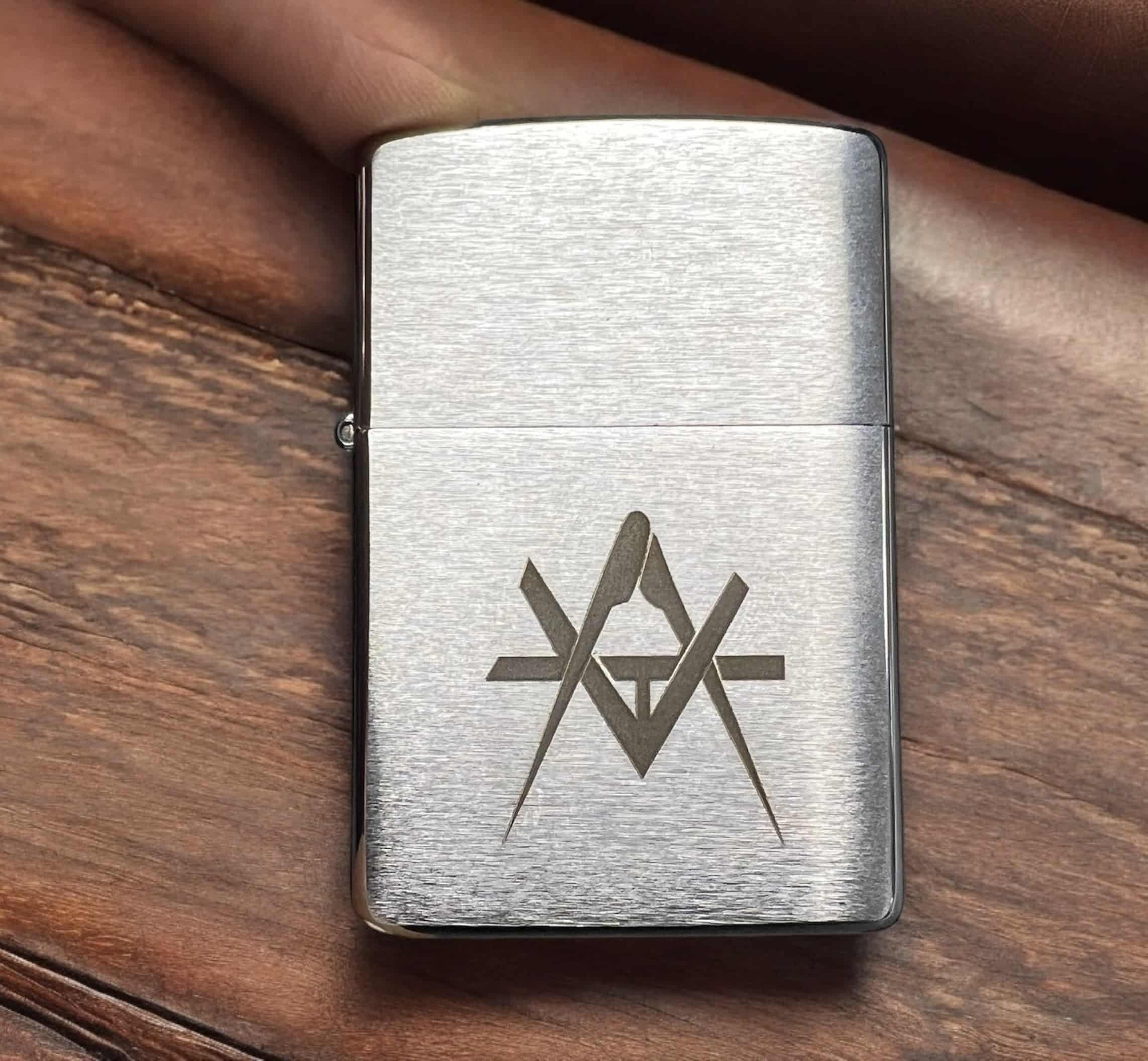 Gravure sur zippo métal