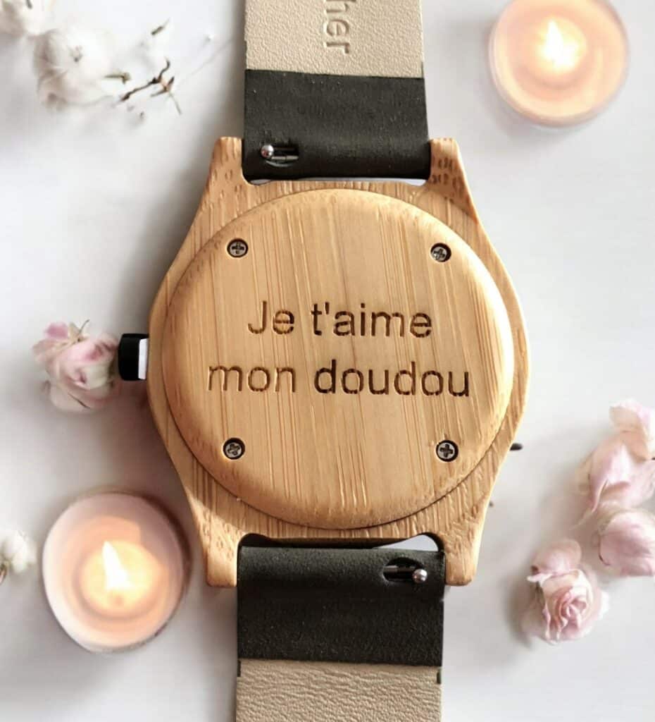 Gravure sur montre en bois