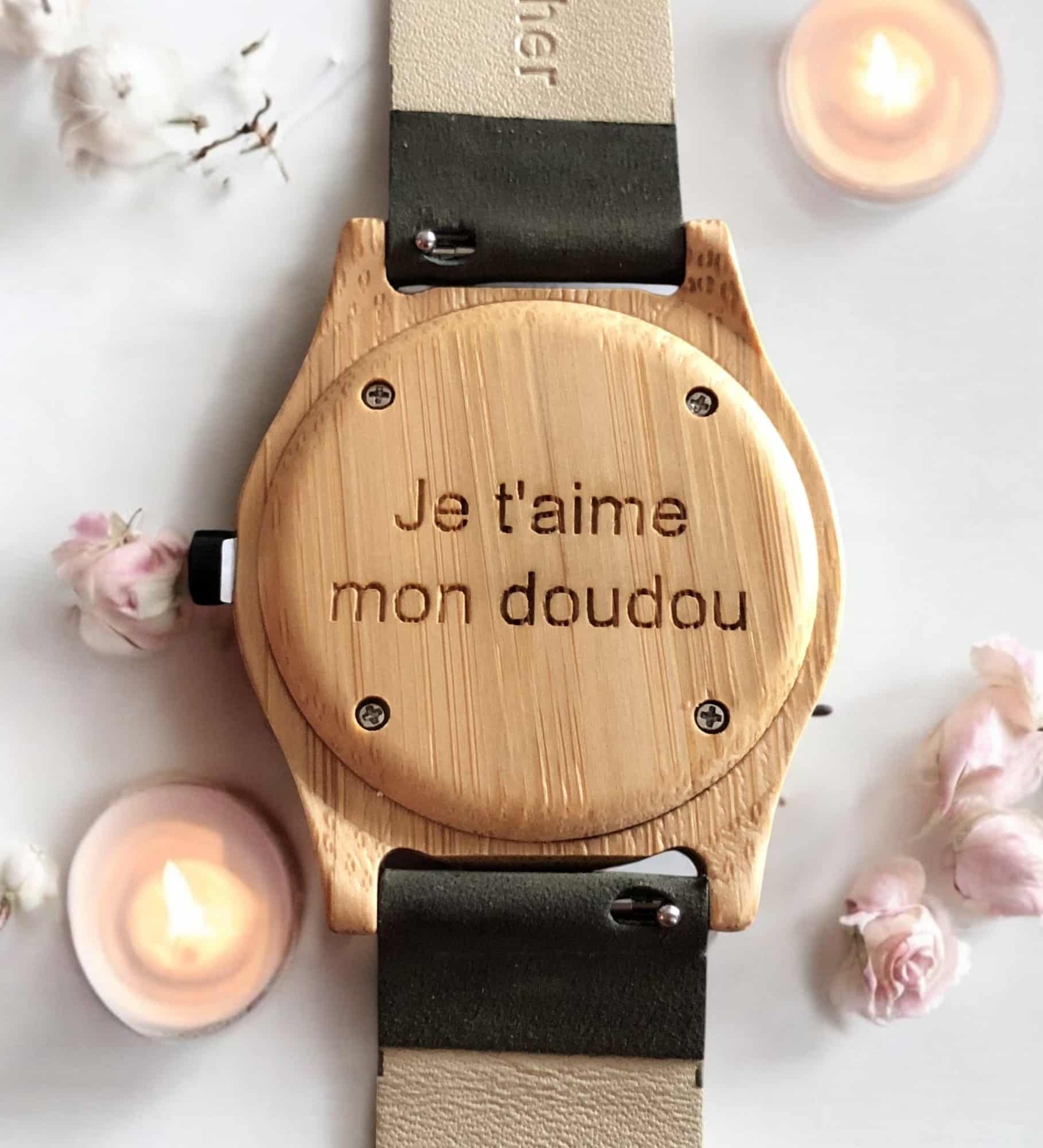 Gravure sur montre en bois