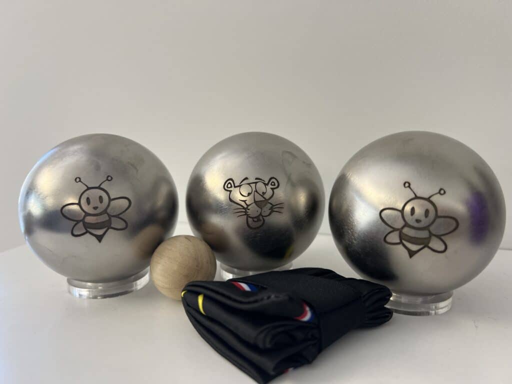 Boules de pétanque personnalisées avec motifs gravés sur métal.