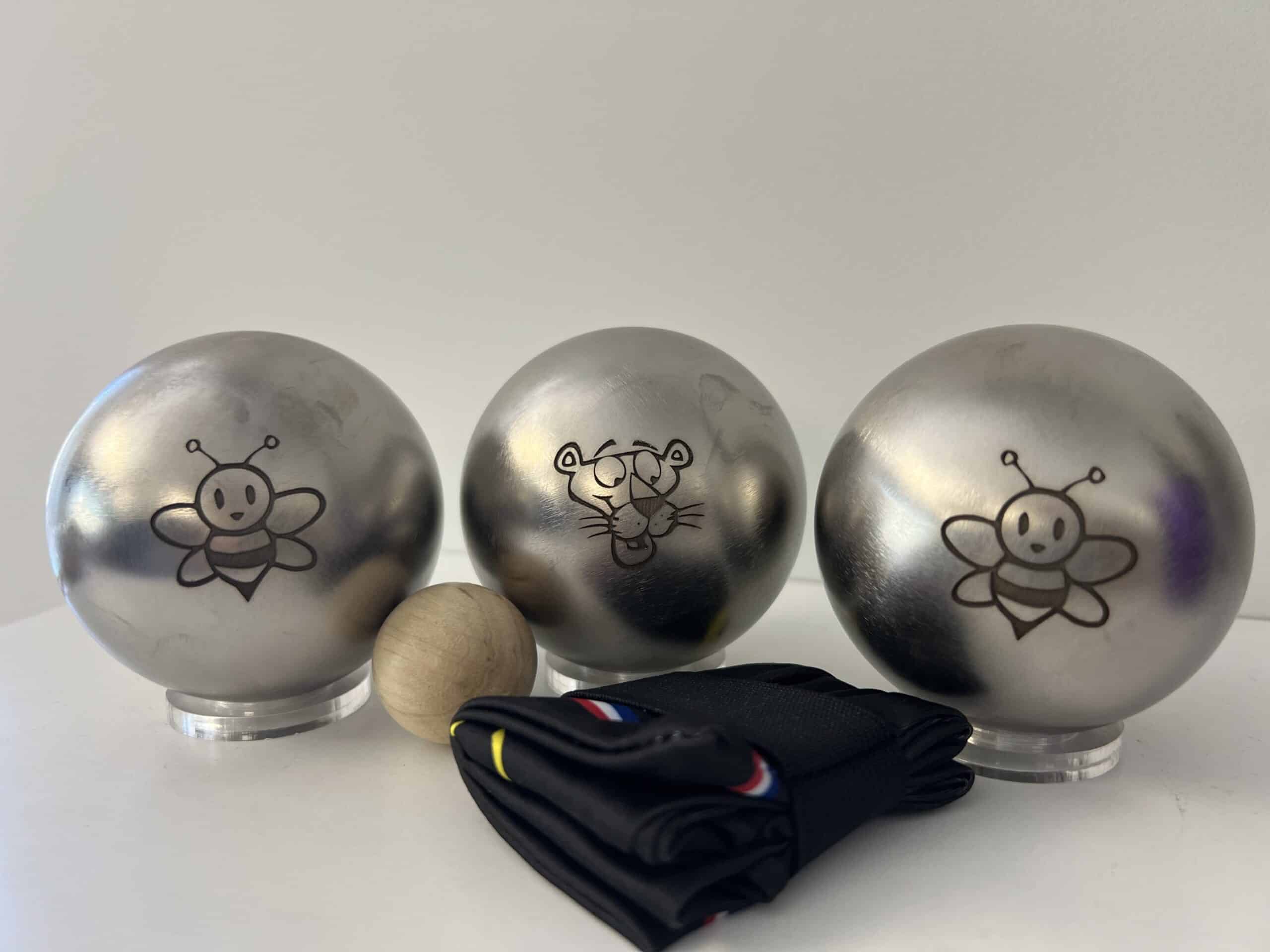 Boules de pétanque personnalisées avec motifs gravés sur métal.
