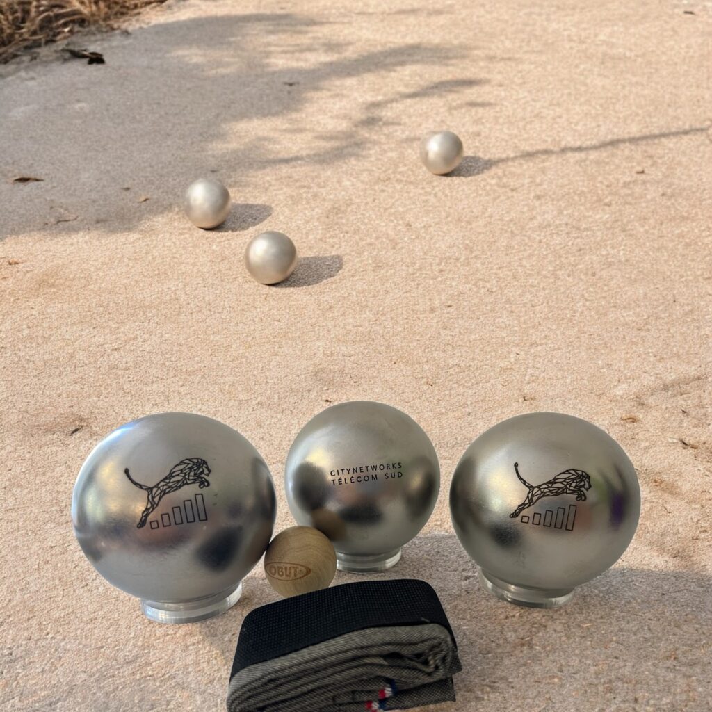 Boules de pétanque personnalisées avec logo d’entreprise gravé.