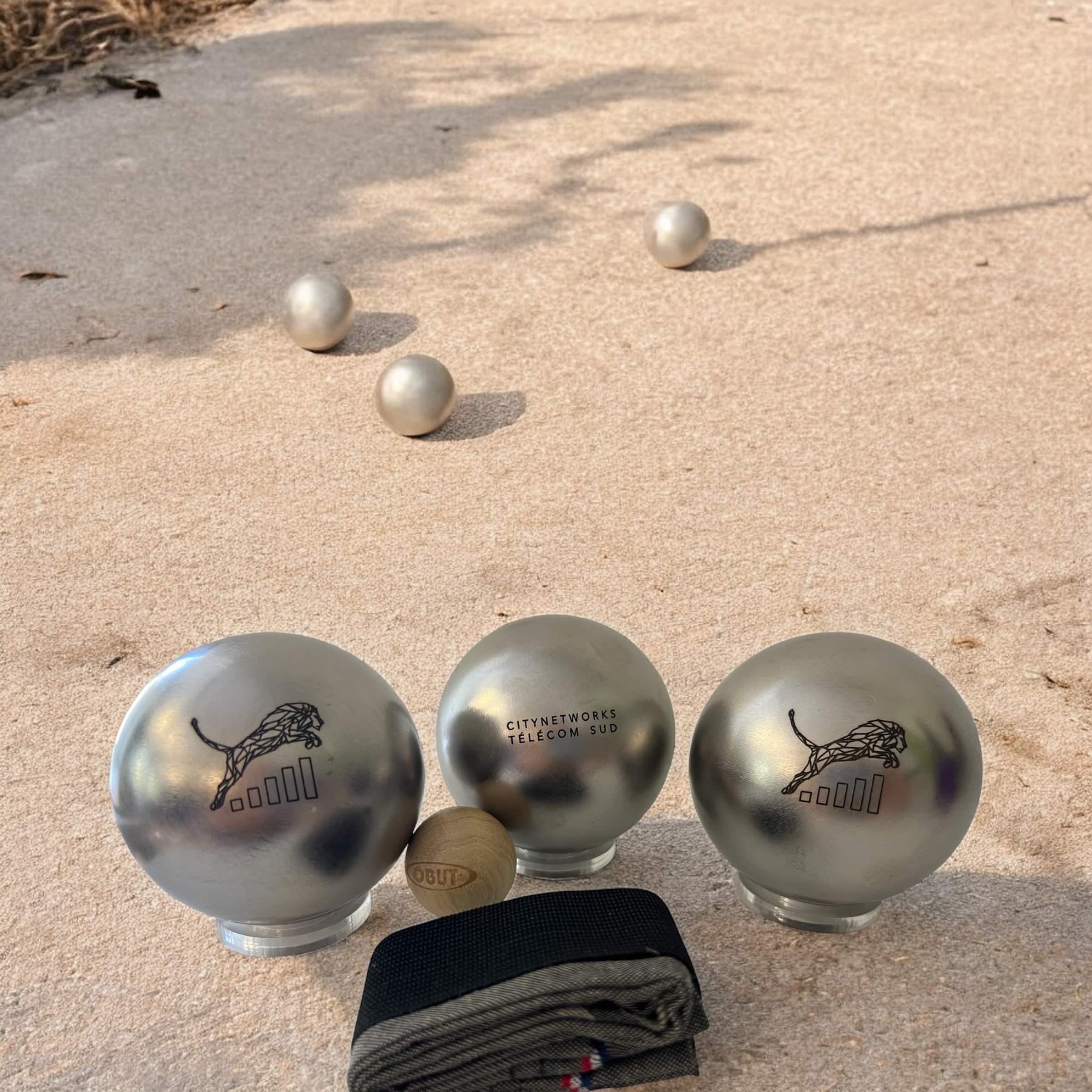 Boules de pétanque personnalisées avec logo d’entreprise gravé.