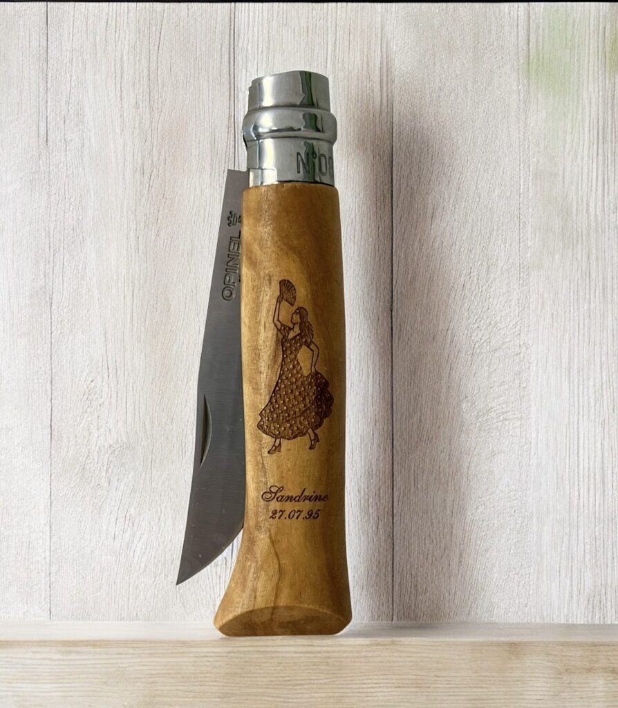 Gravure sur manche de couteau en bois