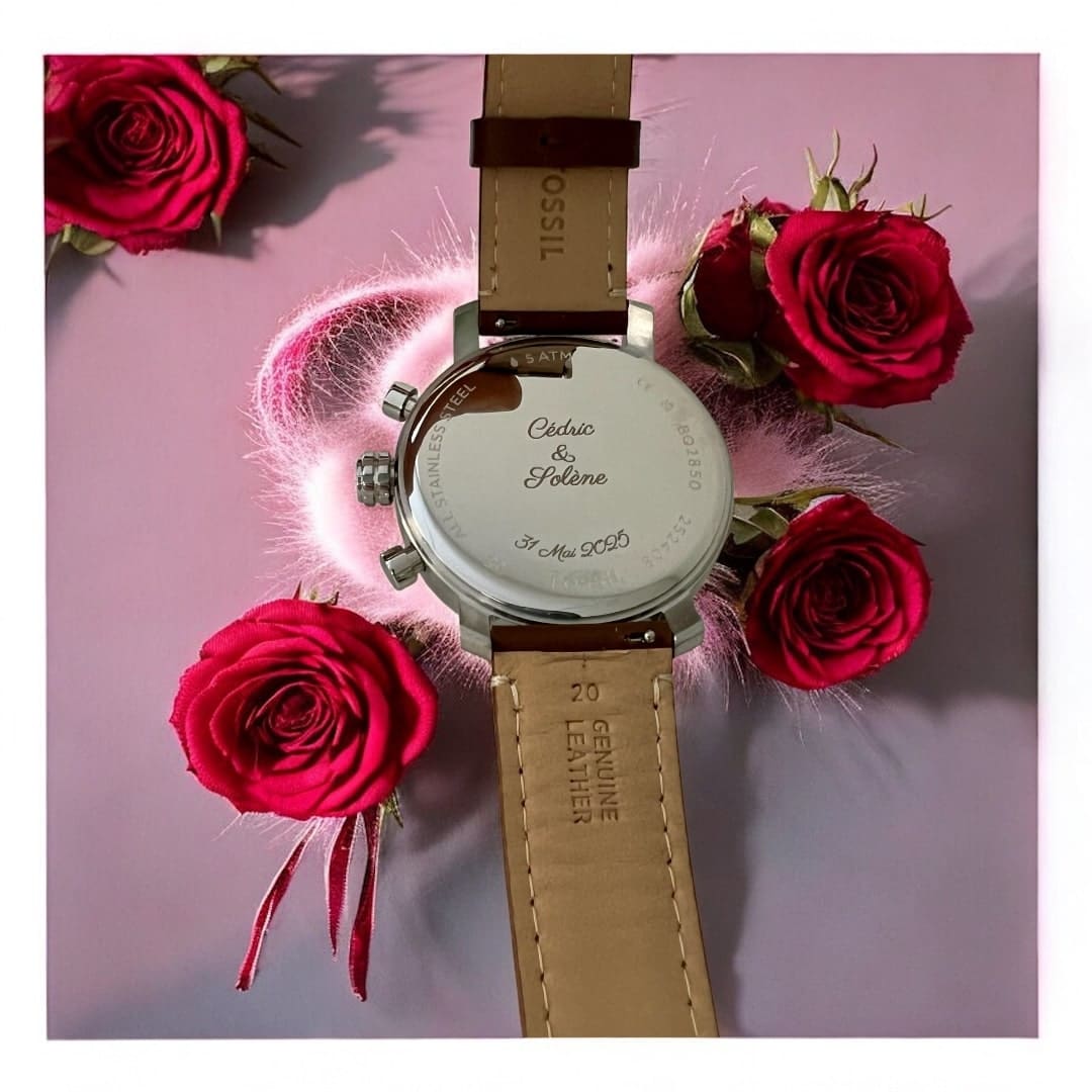 Gravure sur montre en bois