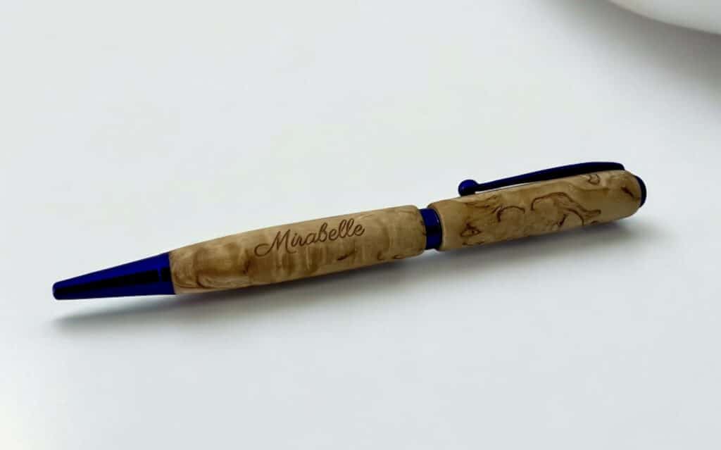 Gravure sur stylo en bois