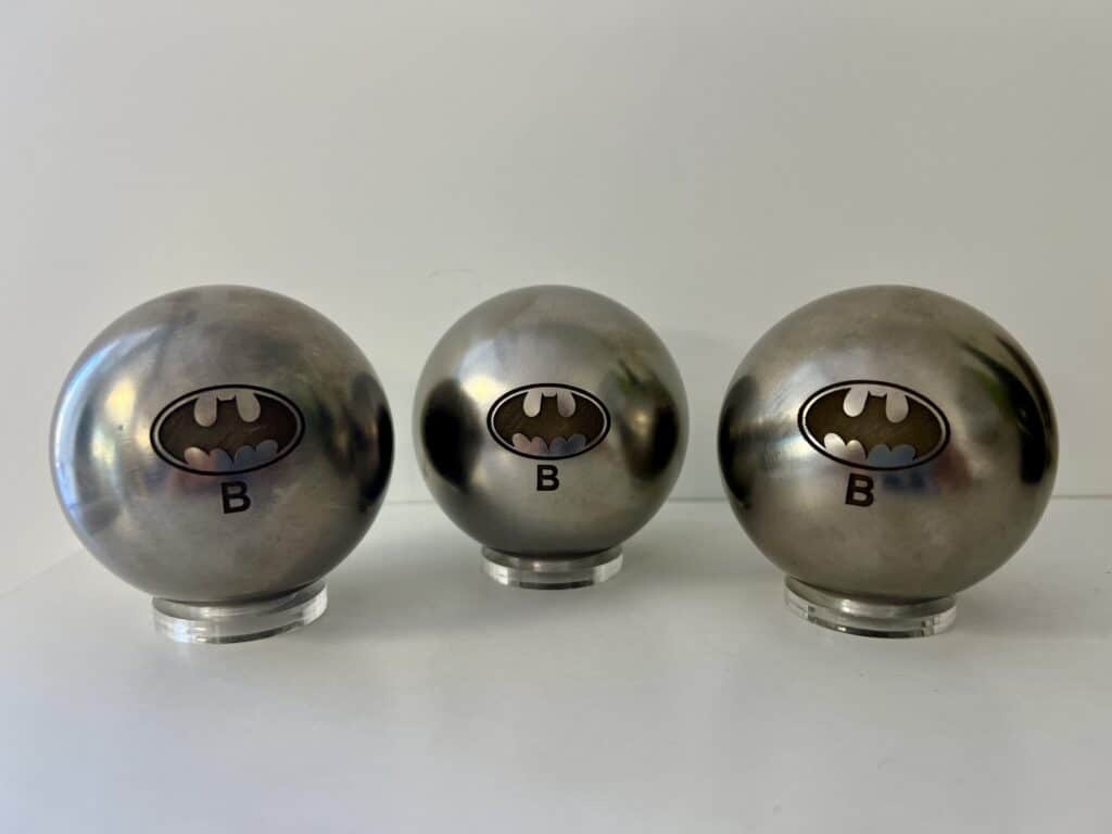 Trois boules de pétanque gravées personnalisées sur métal par Humbert Précision.