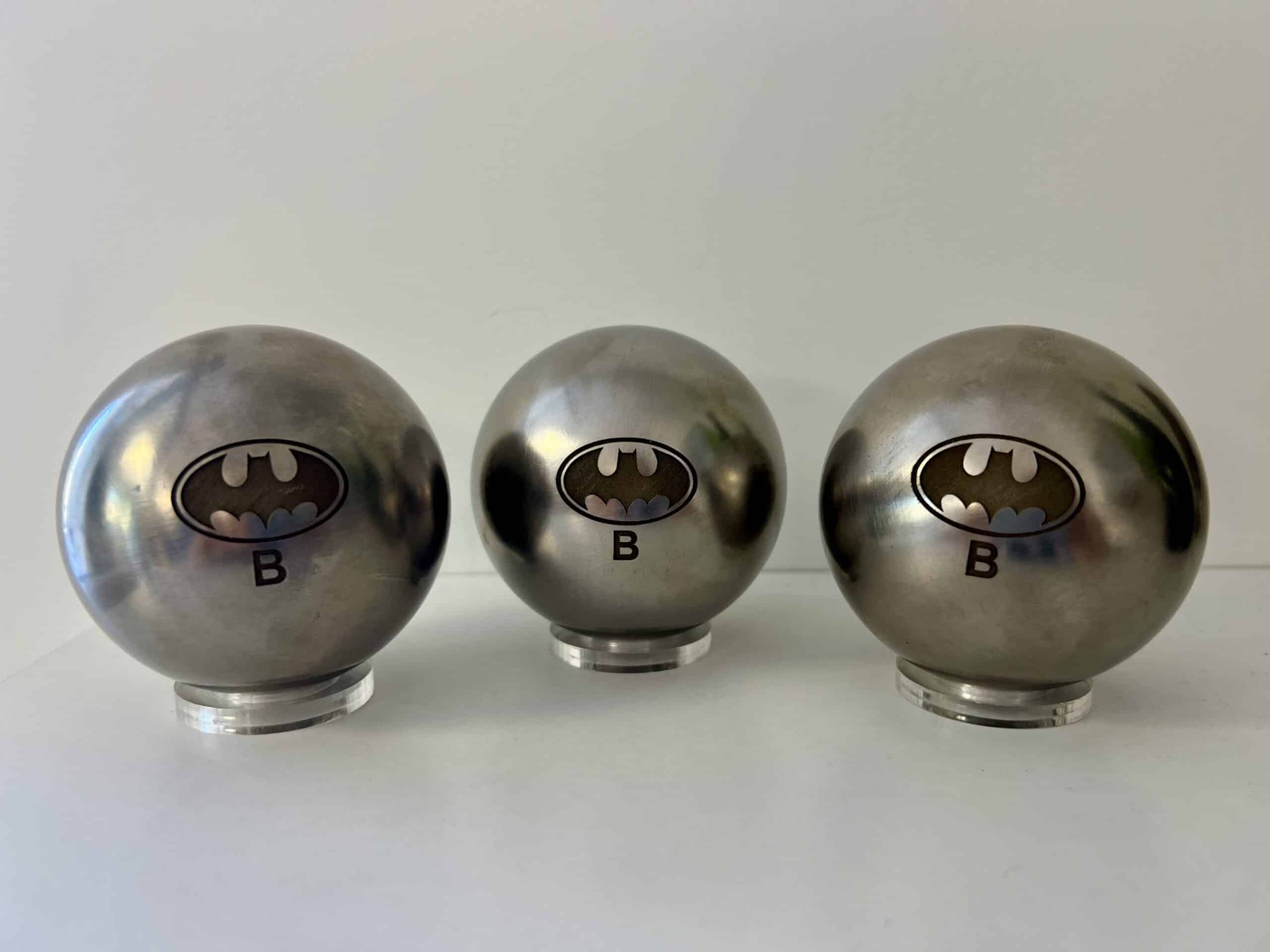 Trois boules de pétanque gravées personnalisées sur métal par Humbert Précision.