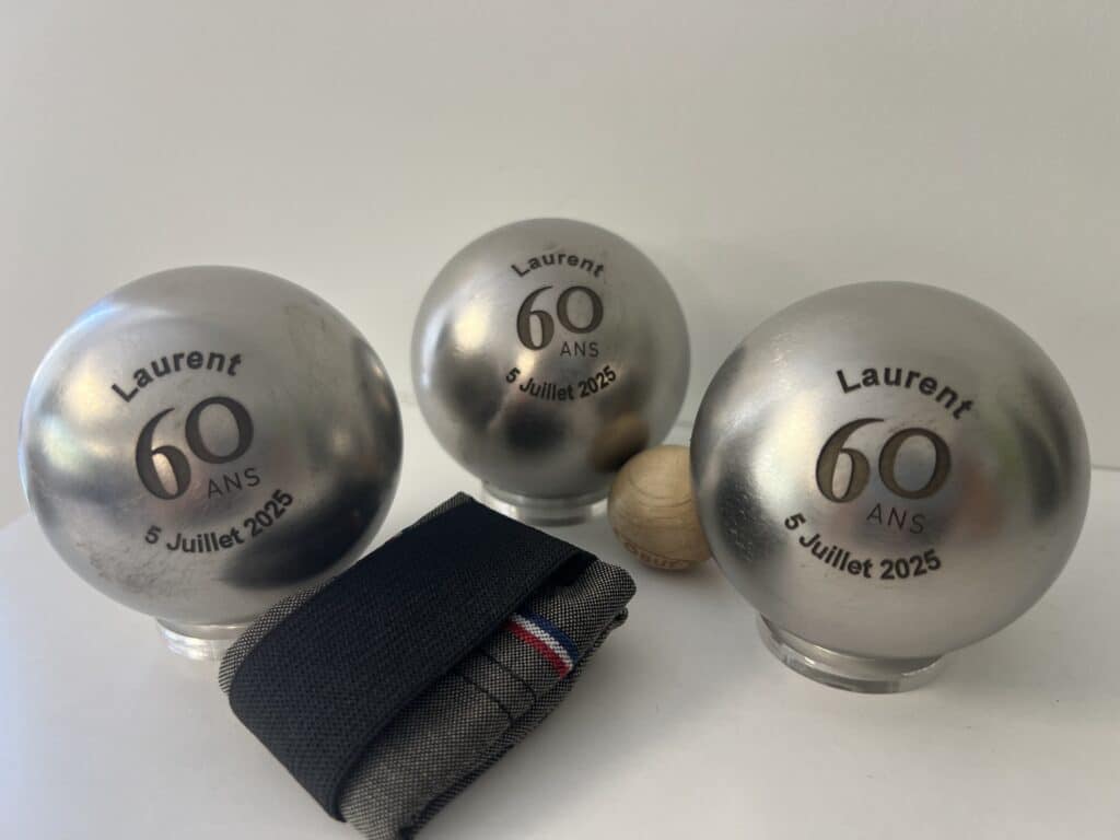 Boules de pétanque personnalisées avec gravure anniversaire 60 ans.