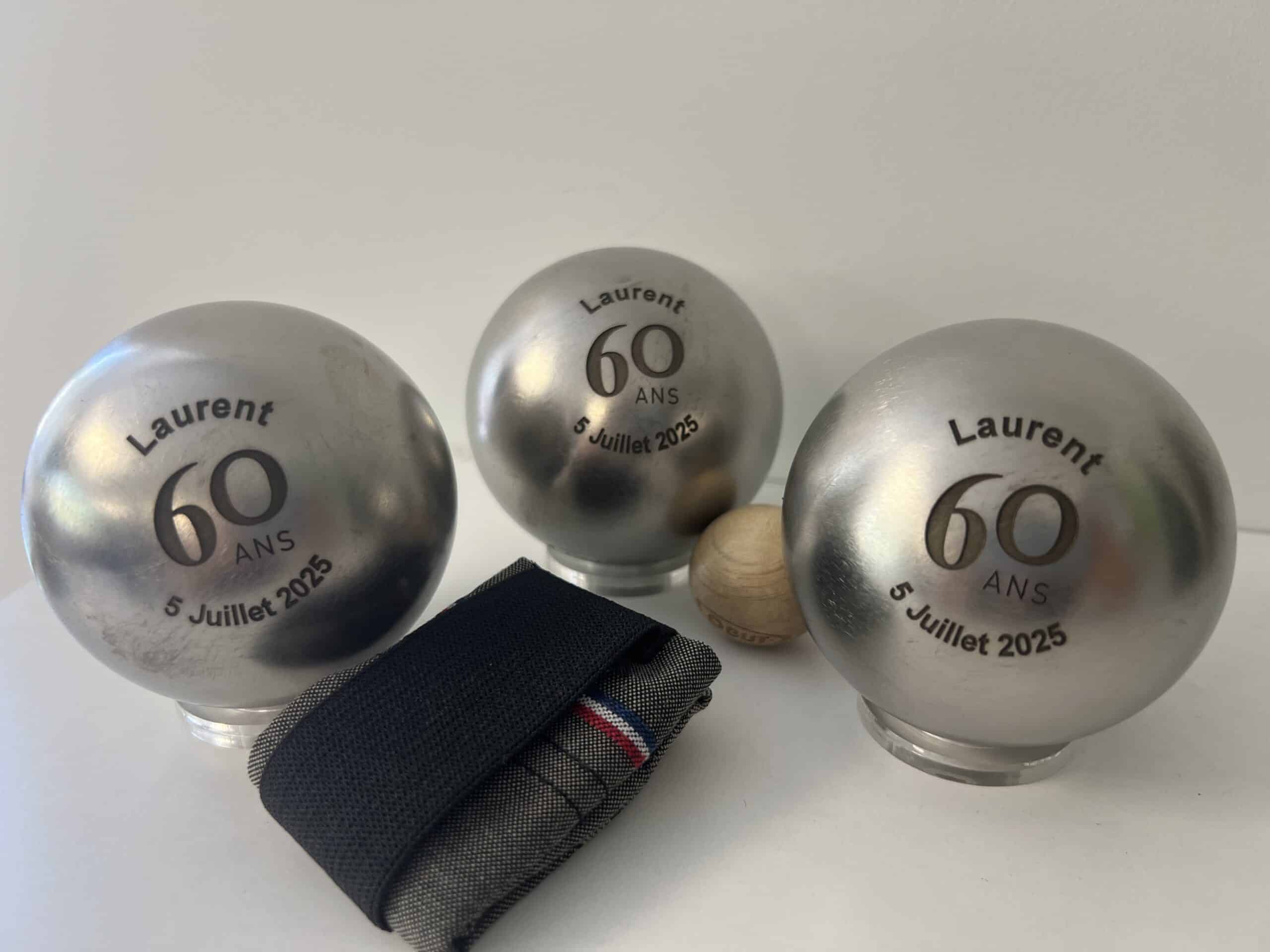Boules de pétanque personnalisées avec gravure anniversaire 60 ans.