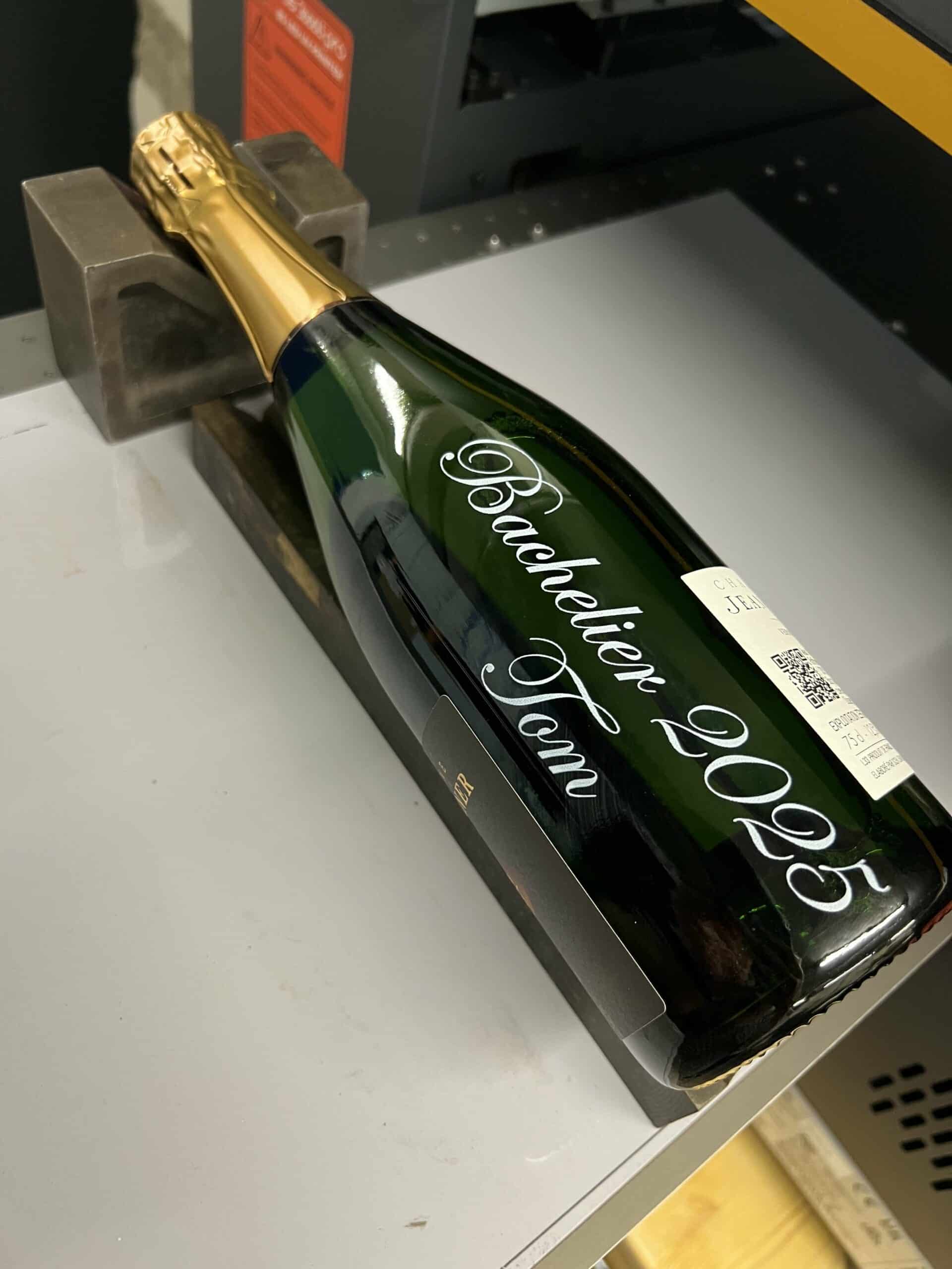 Gravure en couleur sur bouteille en verre