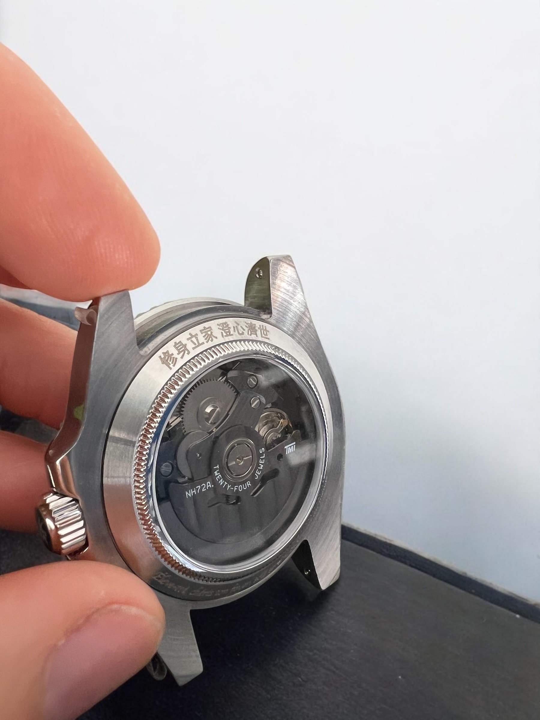 Gravure sur fond de montre