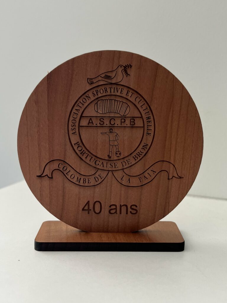 Découpe et gravure de trophée en bois